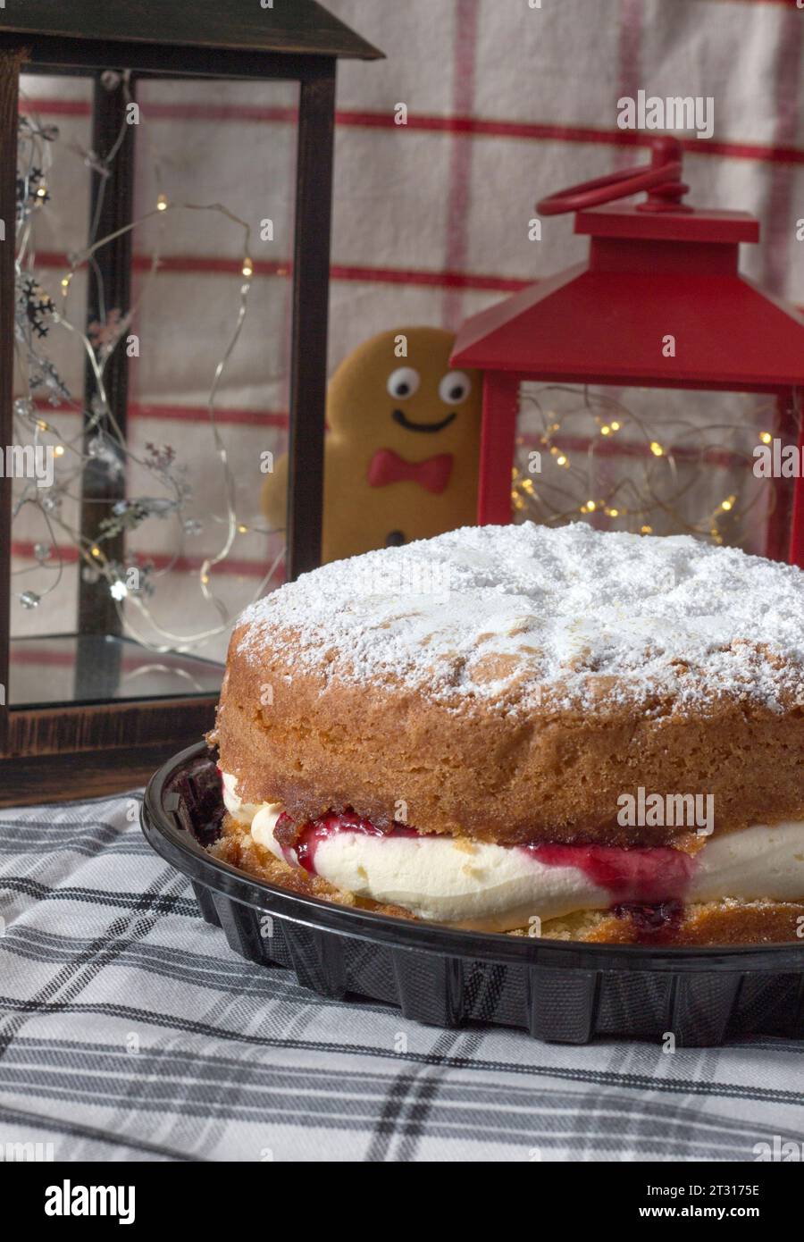 Una piccola persona di pan di zenzero che guarda una grande torta alla panna con il desiderio Foto Stock