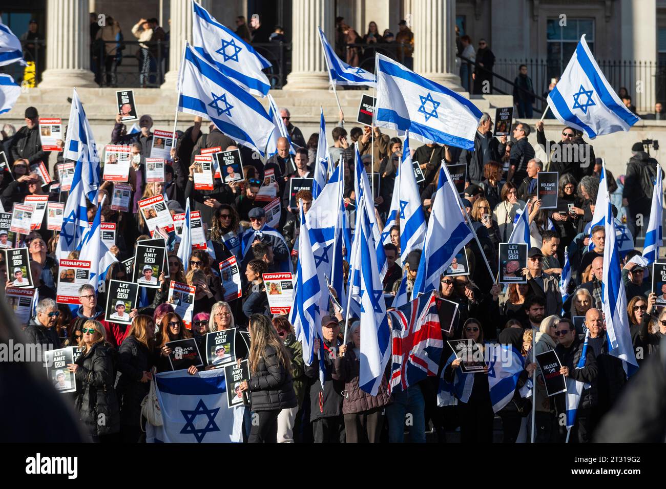 Londra, Regno Unito. 22 ottobre 2023. I membri della comunità ebraica con le immagini dei rapiti e le bandiere israeliane si riuniscono a Trafalgar Square per una veglia per chiedere il rilascio di ostaggi catturati da Hamas, il che ha portato Israele a dichiarare di essere in guerra con Gaza. Crediti: Stephen Chung / Alamy Live News Foto Stock