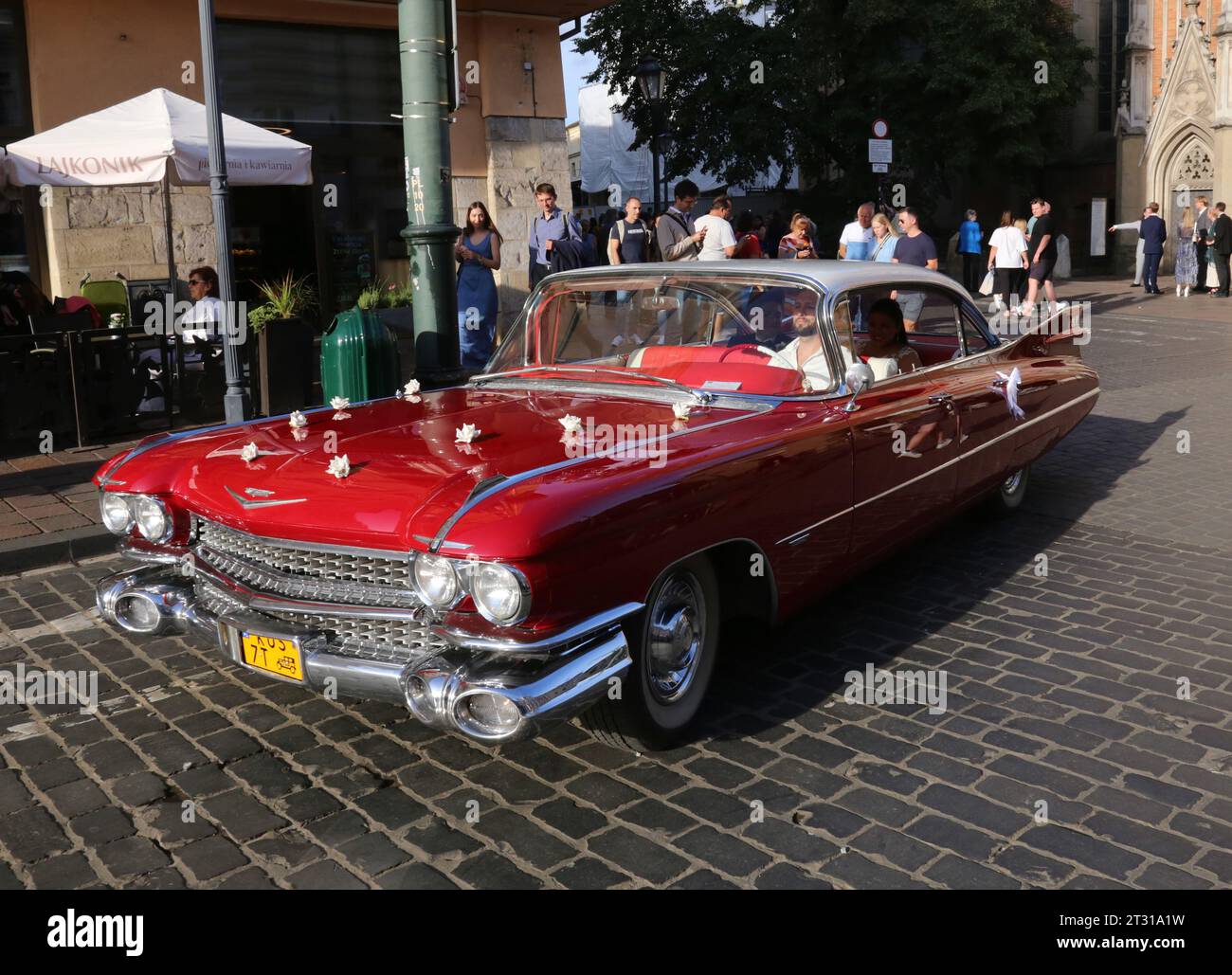 Cracow. Cracovia. Polonia. Cadillac DeVille i Coupe 1959 decorata e utilizzata come auto per matrimoni. Foto Stock