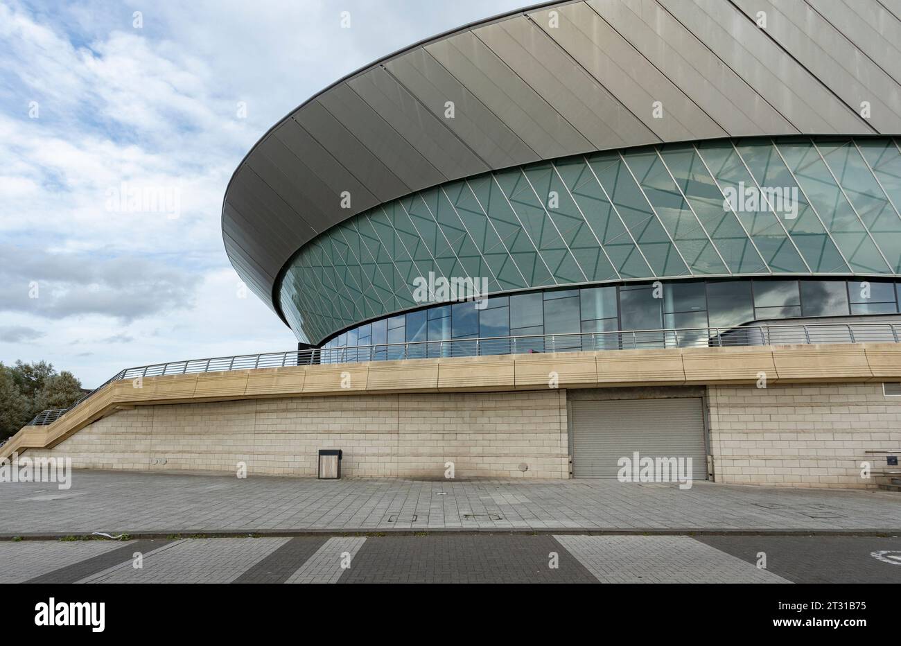 Liverpool, regno unito, 16 maggio 2023 l'insegna di sponsorizzazione aziendale della M&S Bank Arena sulla Liverpool Arena, sullo storico lungomare patrimonio dell'umanità dell'UNESCO Foto Stock