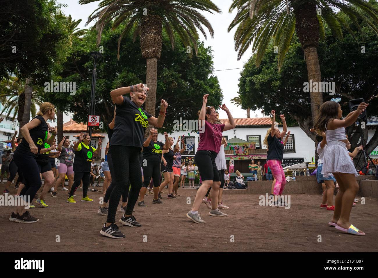 PUERTO DE LA CRUZ, SPAGNA - 19 LUGLIO 2023: Lezione di danza fitness di gruppo Zumba nel parco pubblico della città Parque Plaza del Charco. Foto Stock