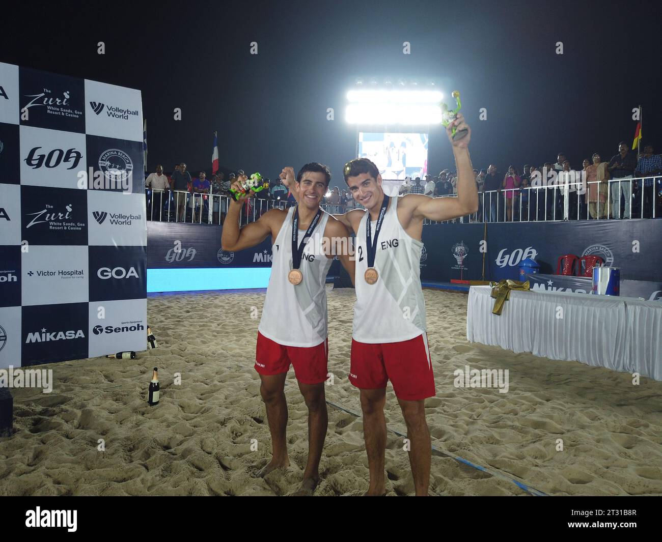 I fratelli gemelli bello Javier e bello Joaquin d'Inghilterra finirono terzi al FIVB World Beach Pro Tour 2023 Goa Challenge tenutosi dal 19 al 22 ottobre a Varca Beach nel sud di Goa. Fu la prima volta che l'India ospitò un importante torneo mondiale di Beach volley. Foto Stock