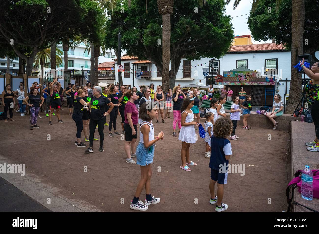 PUERTO DE LA CRUZ, SPAGNA - 19 LUGLIO 2023: Lezione di danza fitness di gruppo Zumba nel parco pubblico della città Parque Plaza del Charco. Foto Stock