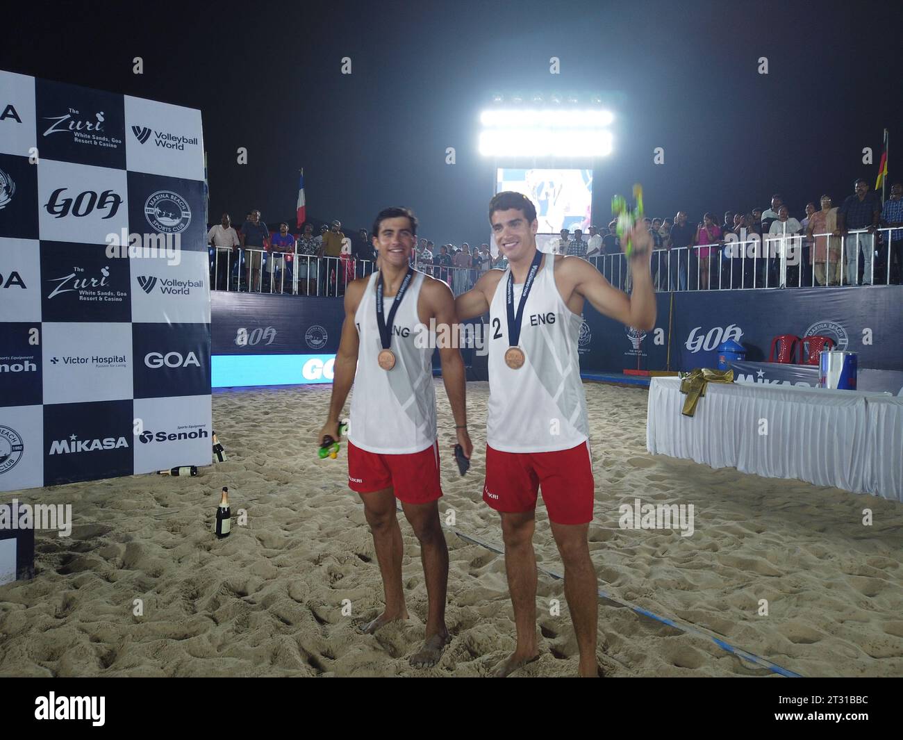 I fratelli gemelli bello Javier e bello Joaquin d'Inghilterra finirono terzi al FIVB World Beach Pro Tour 2023 Goa Challenge tenutosi dal 19 al 22 ottobre a Varca Beach nel sud di Goa. Fu la prima volta che l'India ospitò un importante torneo mondiale di Beach volley. Foto Stock