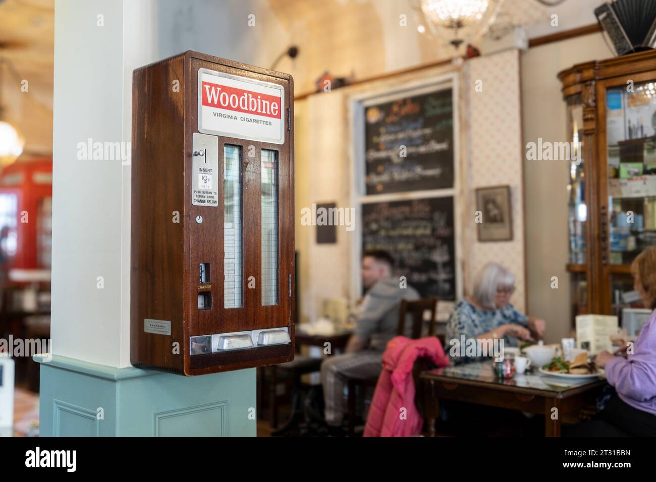 Newcastle-under-Lyme, Staffordshire-regno unito ottobre, 20, 2023 vecchio distributore automatico di sigarette woodbine in mostra in un caffè retrò Foto Stock