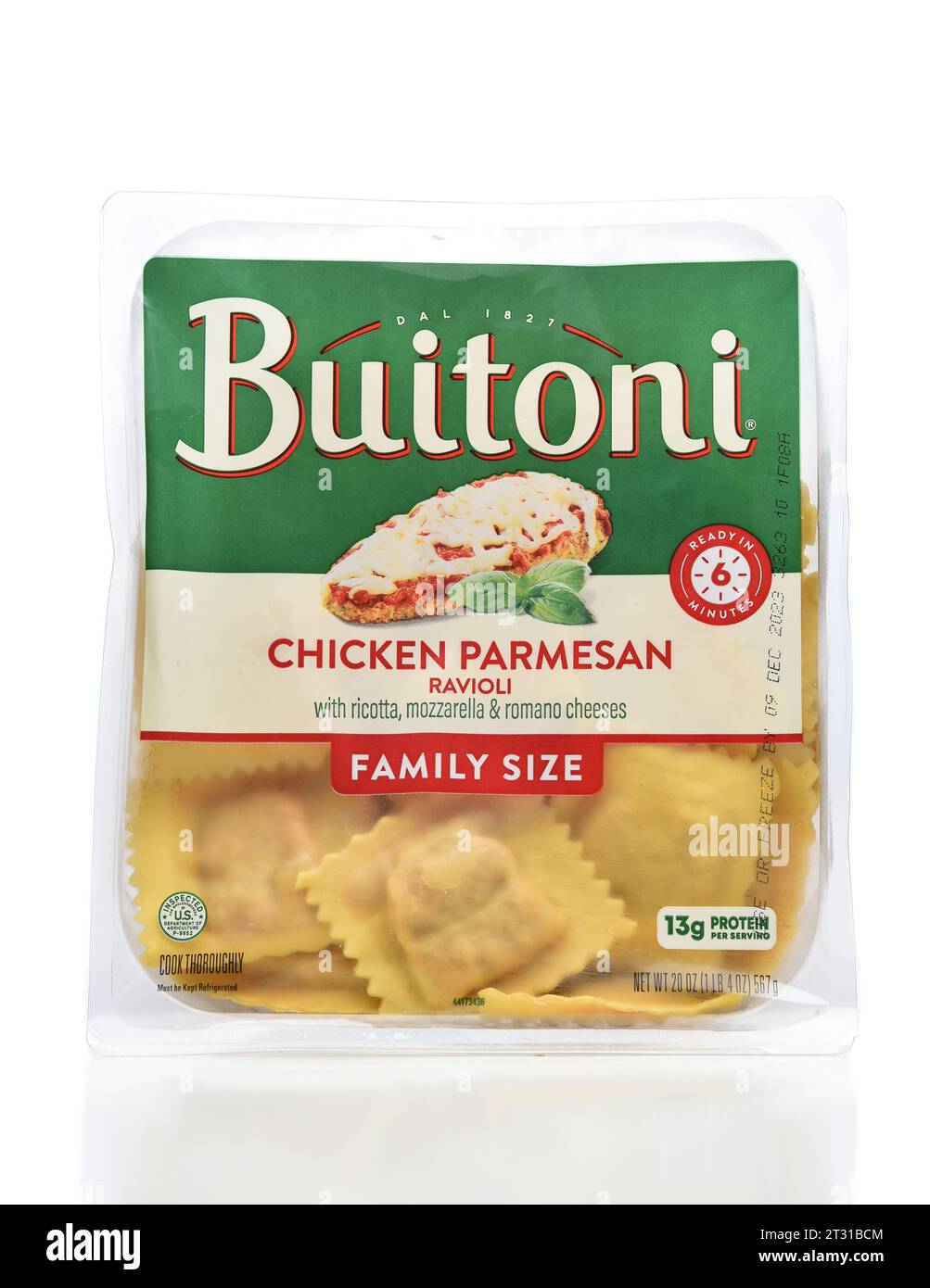 IRVINE, CALIFORNIA - 19 OCT 2023: Una confezione di Buitoni Chicken Parmisan Ravioli. Foto Stock