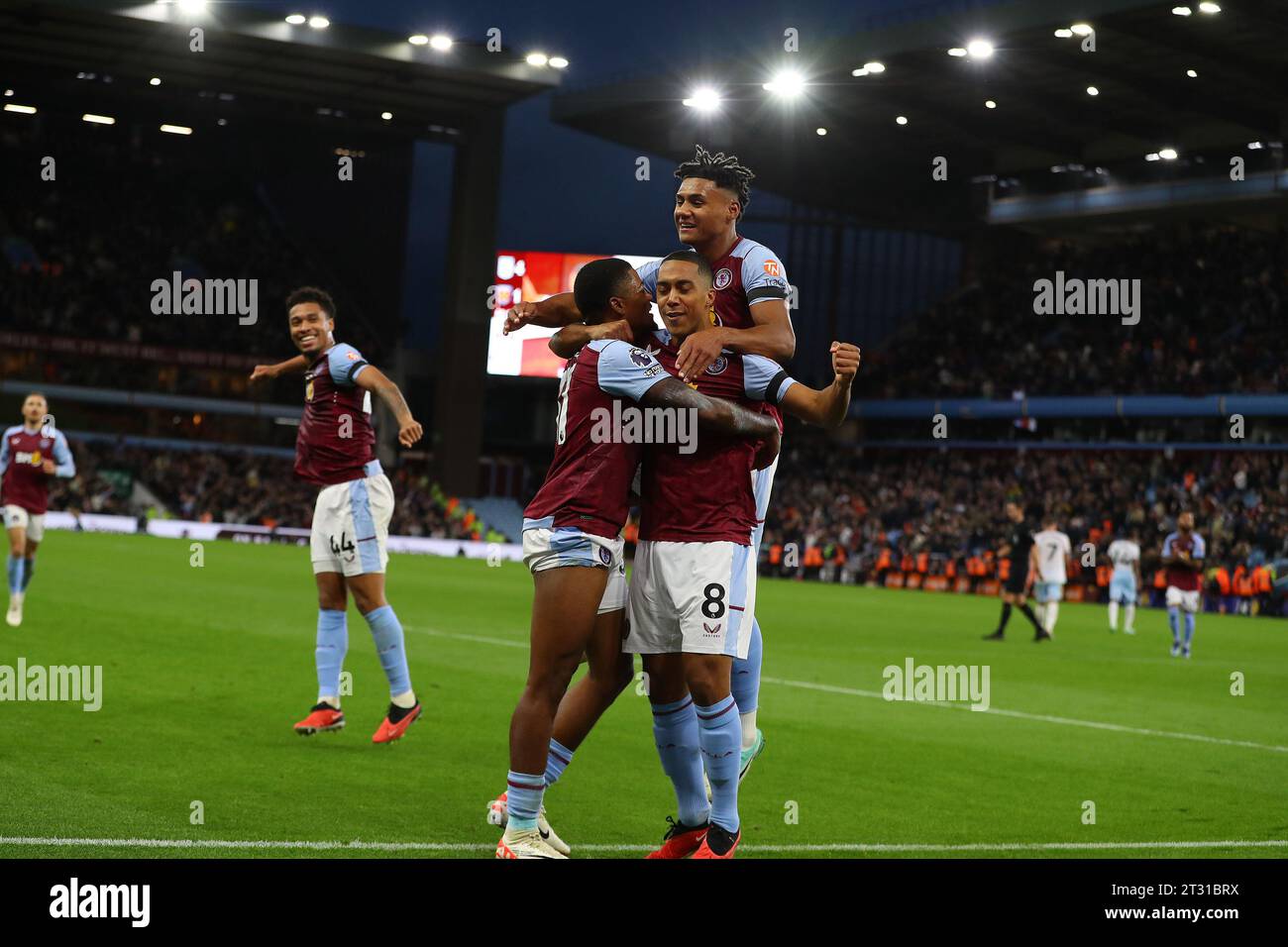 Birmingham, Regno Unito. 22 ottobre 2023. Leon Bailey dell'Aston Villa (l) festeggia con i compagni di squadra Youri Tielemans (8) e Ollie Watkins (top) dopo aver segnato il 4° gol della sua squadra. Partita di Premier League, Aston Villa contro West Ham Utd al Villa Park di Birmingham domenica 22 ottobre 2023. Questa immagine può essere utilizzata solo per scopi editoriali. Solo per uso editoriale, foto di Andrew Orchard/Andrew Orchard fotografia sportiva/Alamy Live news credito: Andrew Orchard fotografia sportiva/Alamy Live News Foto Stock