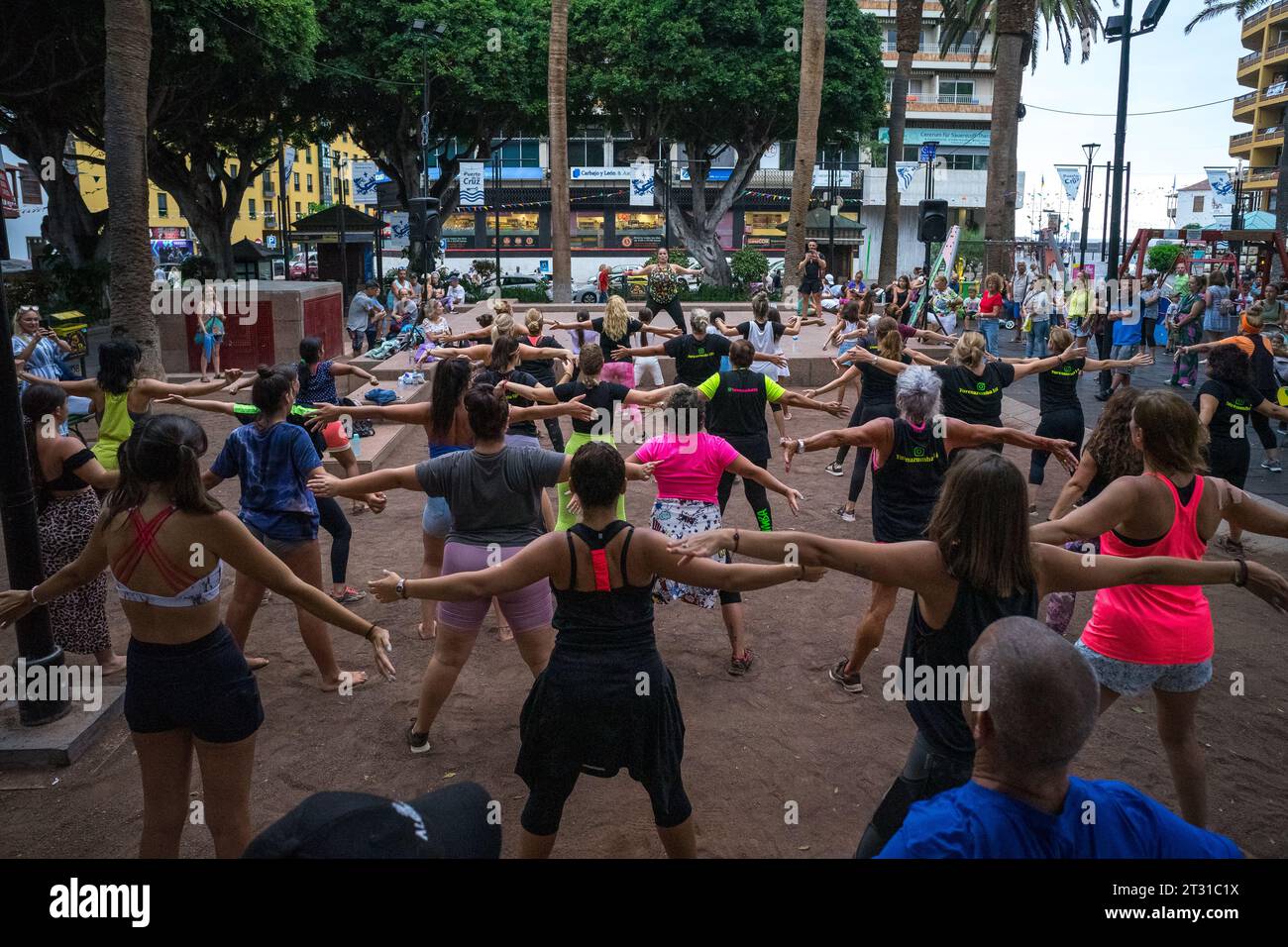 PUERTO DE LA CRUZ, SPAGNA - 19 LUGLIO 2023: Lezione di danza fitness di gruppo Zumba nel parco pubblico della città Parque Plaza del Charco. Foto Stock