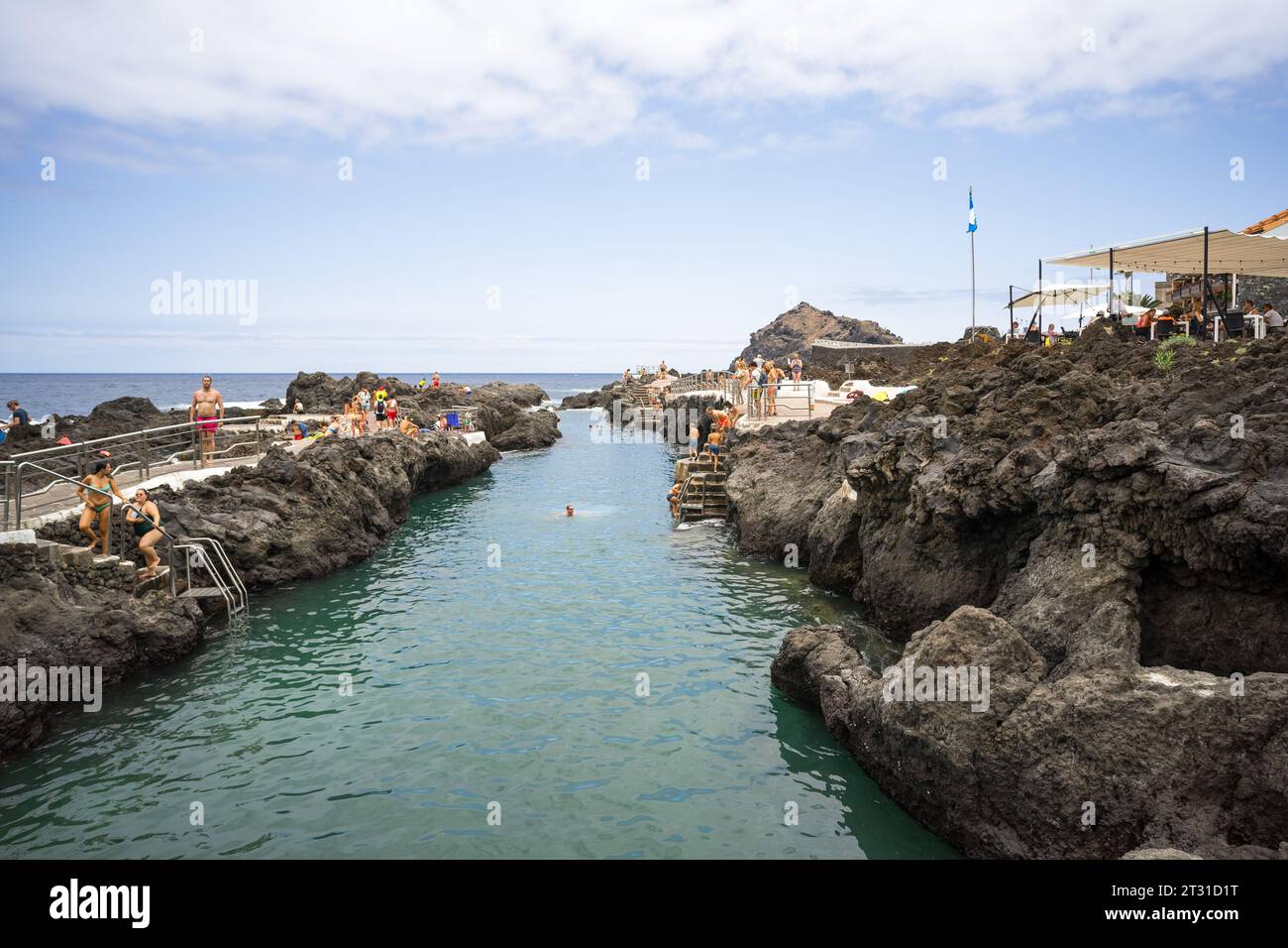 GARACHICO, TENERIFE, SPAGNA - 20 LUGLIO 2023: Piscine naturali di El Caleton. Oceano Atlantico. Foto Stock
