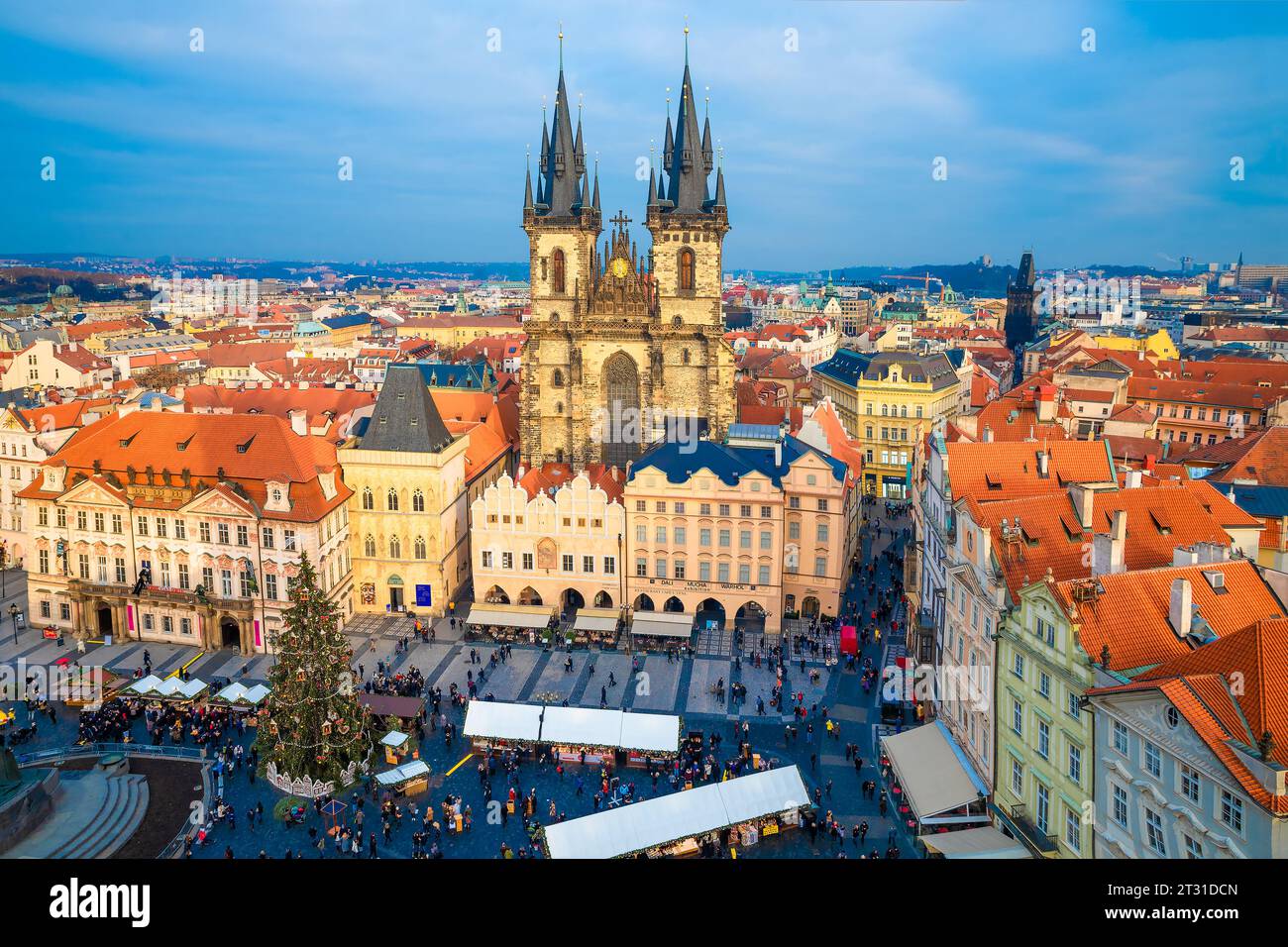 Praga, Repubblica Ceca, Europa - 9 novembre 2023: Vista aerea del mercatino di Natale nella piazza della città vecchia di Praga capitale nella stagione invernale Foto Stock