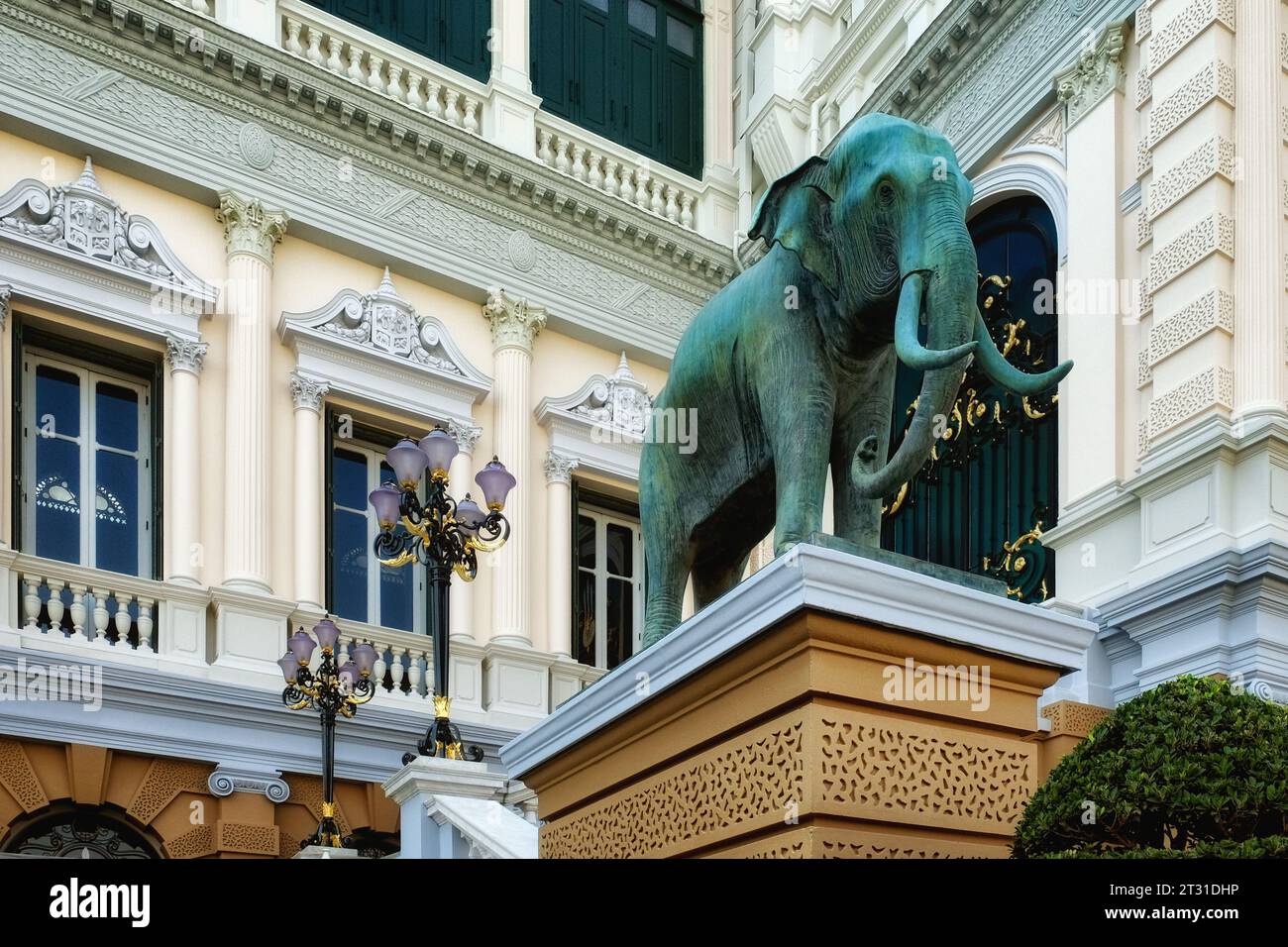 Una maestosa scultura di elefante, esposta su un piedistallo con intricati dettagli, abbellisce il primo piano di un edificio squisitamente decorato. Foto Stock