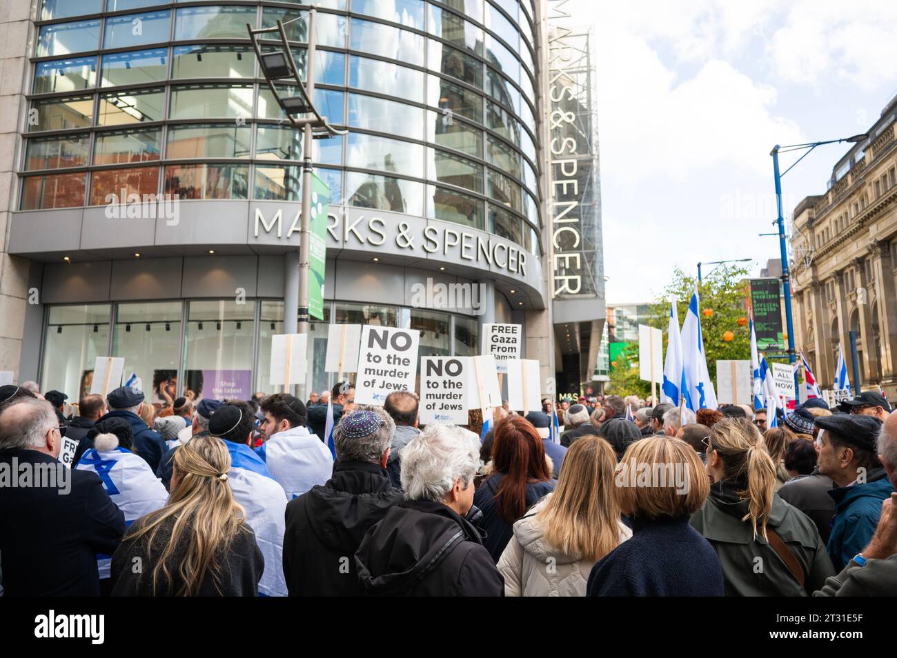 Manchester, Regno Unito. 22 ottobre 2023. Gli amici del Nord-Ovest di Israele protestano pacificamente a Manchester contro il conflitto in Israele e nella Striscia di Gaza . Crediti: Gary Mather/Alamy Live News Foto Stock