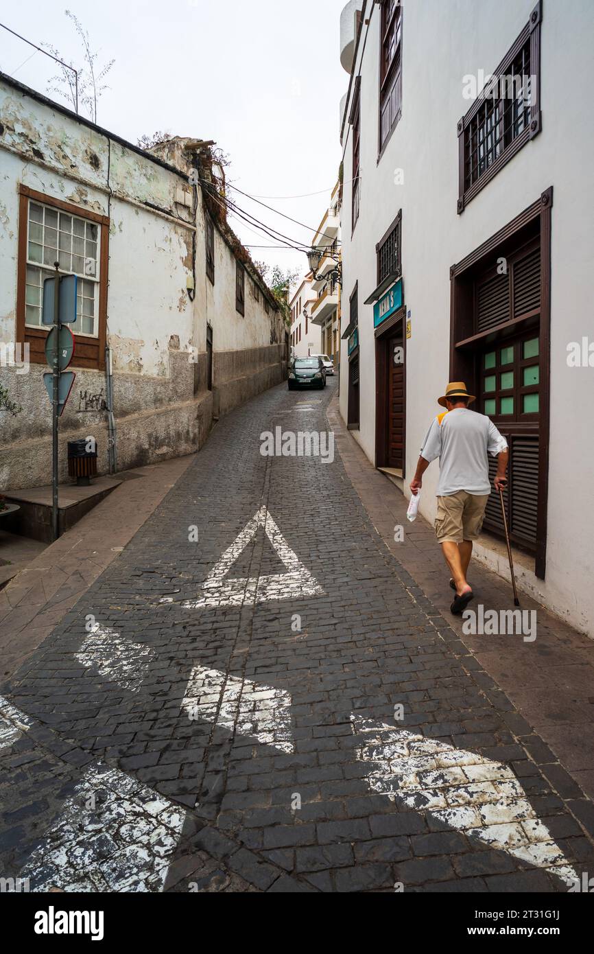 ICOD DE LOS VINOS, TENERIFE, SPAGNA - 20 LUGLIO 2023: Vecchie strade della città vecchia di Icod de los Vinos, sulla costa settentrionale di Tenerife. Foto Stock
