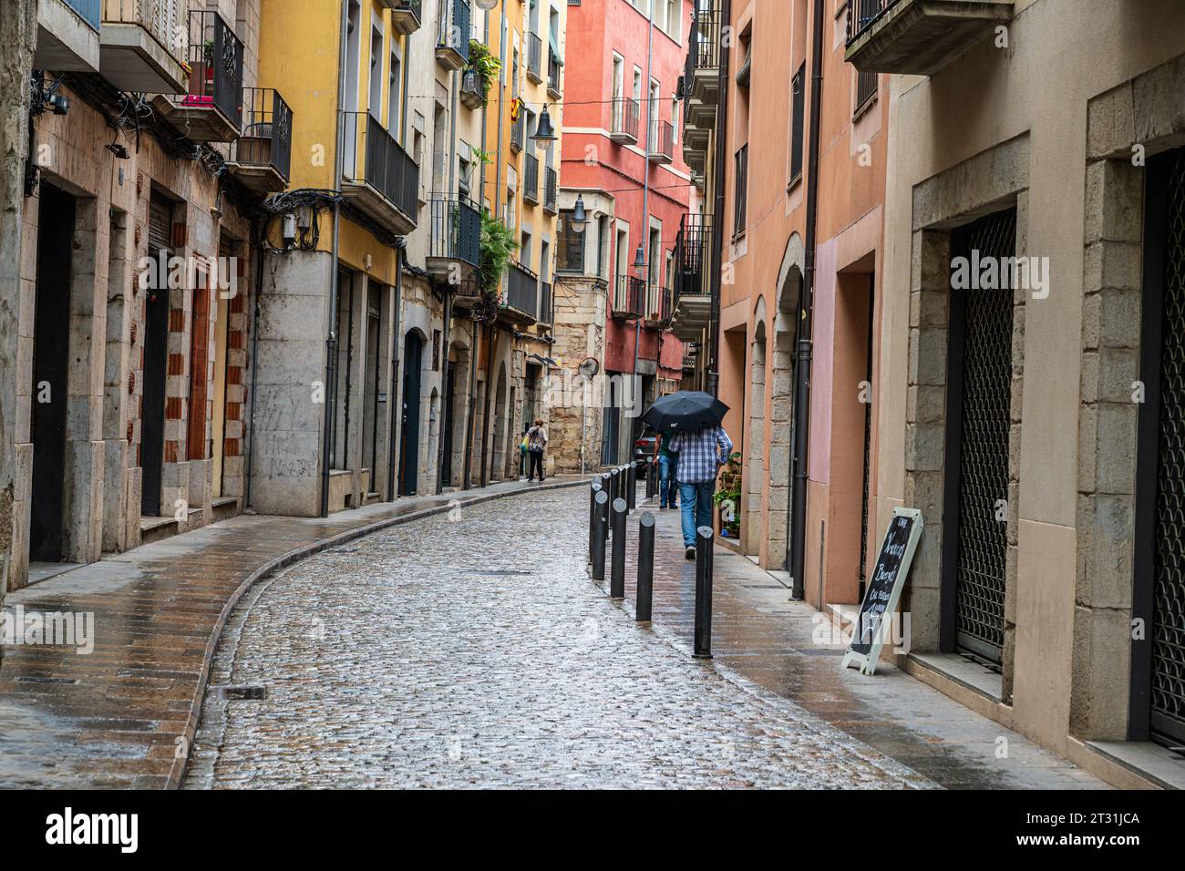 Ferona, Spagna -- 31 maggio 2023. Una foto di una tortuosa strada laterale a Gerona in un giorno di pioggia. Foto Stock