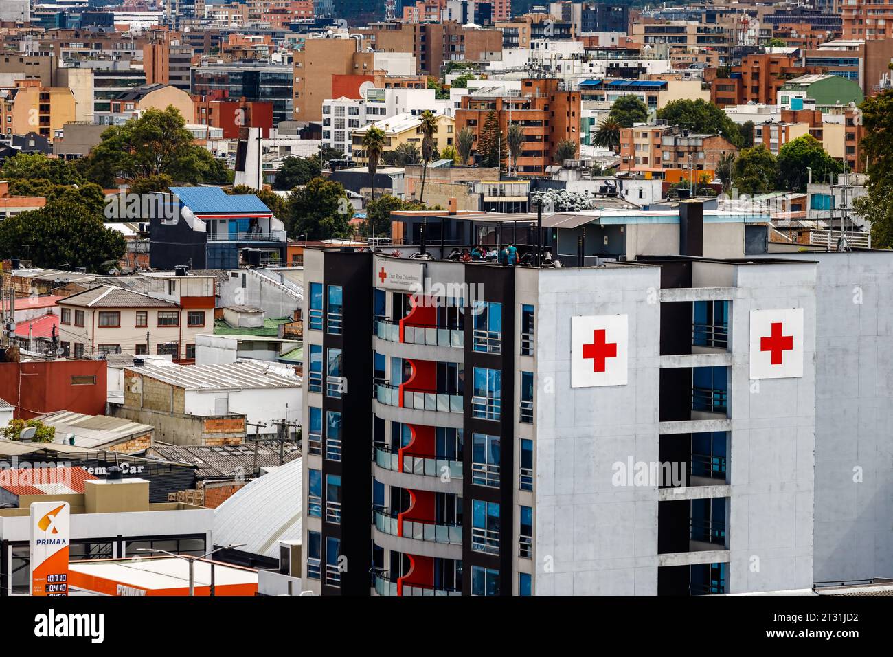 Bogotà, Colombia - 7 gennaio 2023: Gli infermieri fanno una pausa sul tetto dell'edificio della Croce Rossa, nel quartiere Chapinero Foto Stock