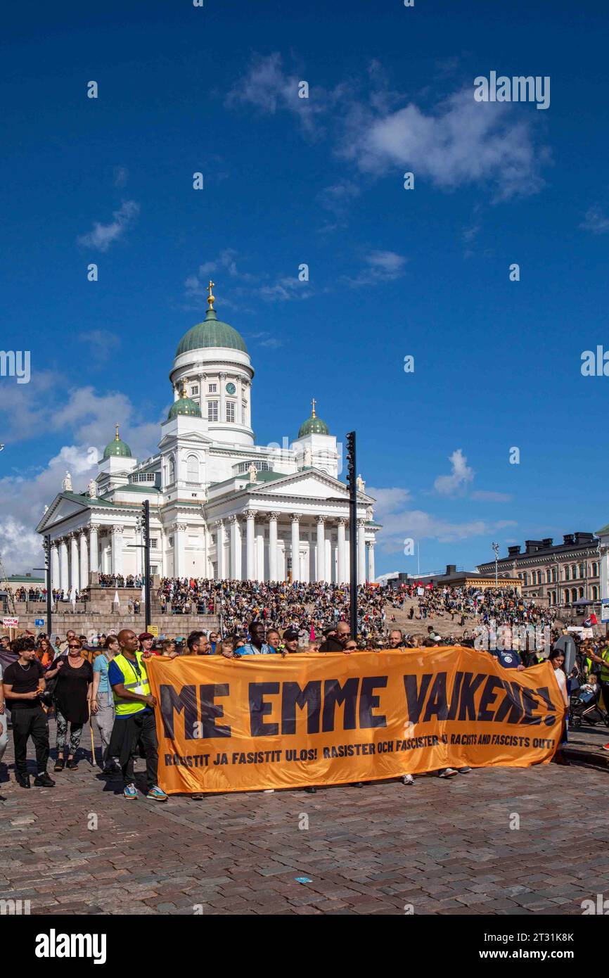 Manifestanti con me enorme emme vaikene! Striscione alla manifestazione contro il razzismo su larga scala nella piazza del Senato a Helsinki, Finlandia Foto Stock