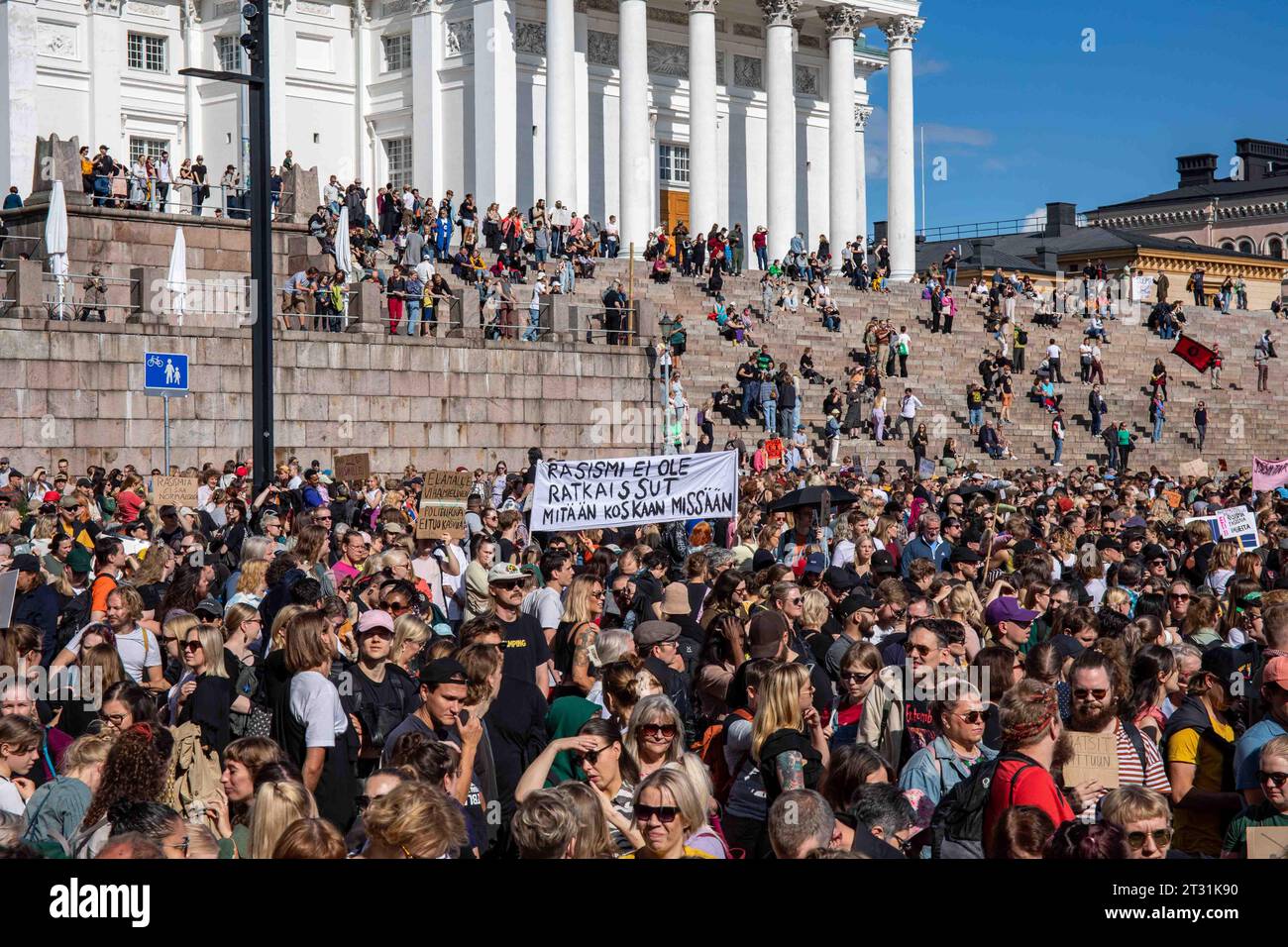 Me emme vaikene! Manifestazione contro il razzismo in Piazza del Senato a Helsinki, Finlandia Foto Stock