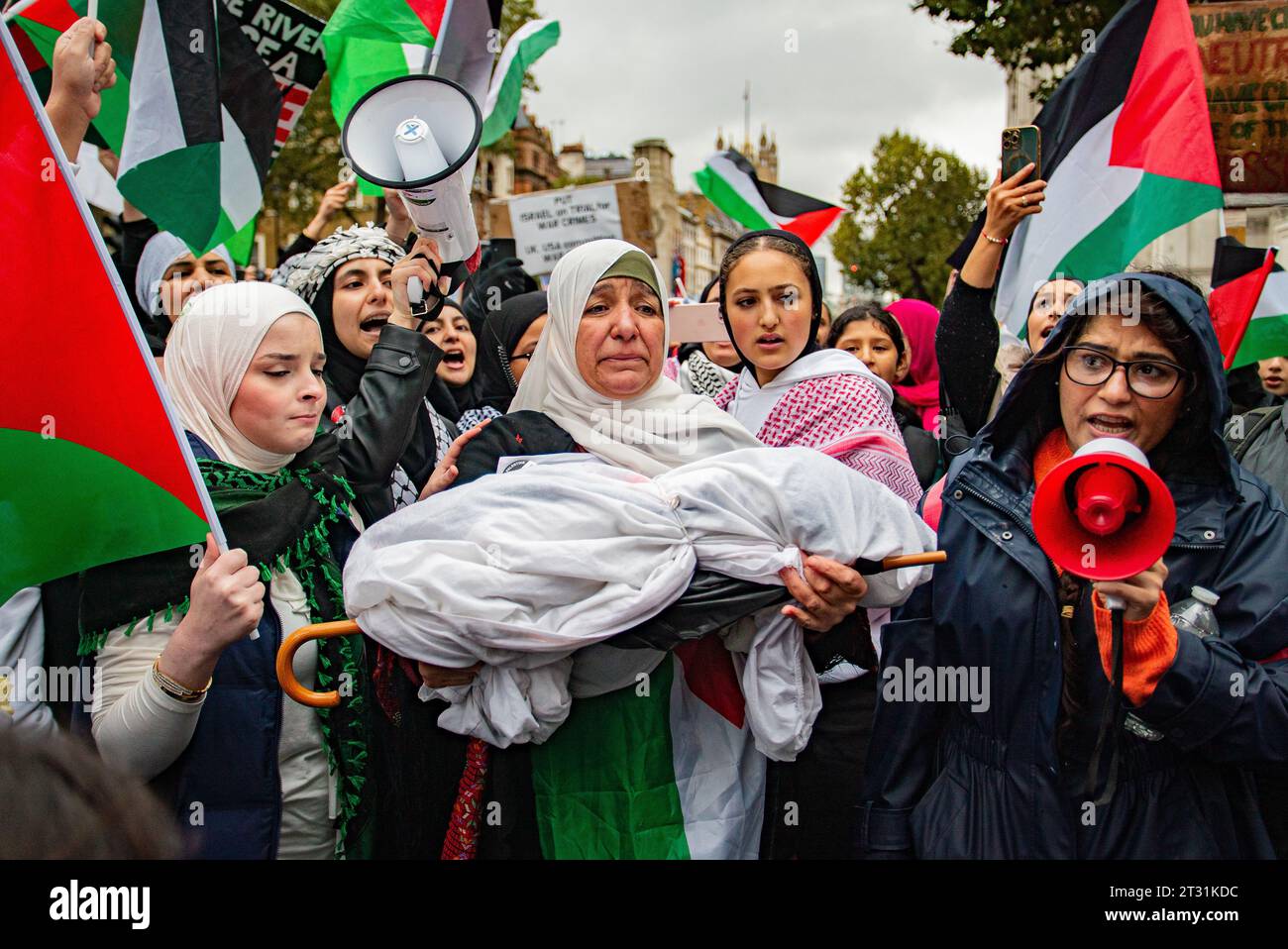 Londra, Regno Unito - 21 ottobre 2023: marcia pro-Palestina organizzata da Friends of al-Aqsa nel centro di Londra in solidarietà con i palestinesi. Foto Stock