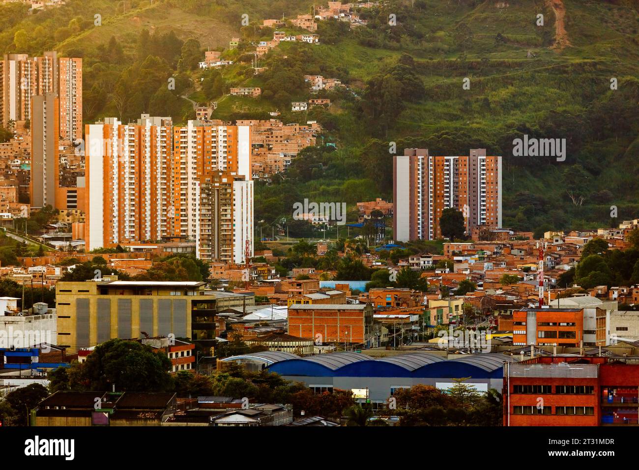 Edifici e case sul pendio di una collina a Medellin, Colombia Foto Stock