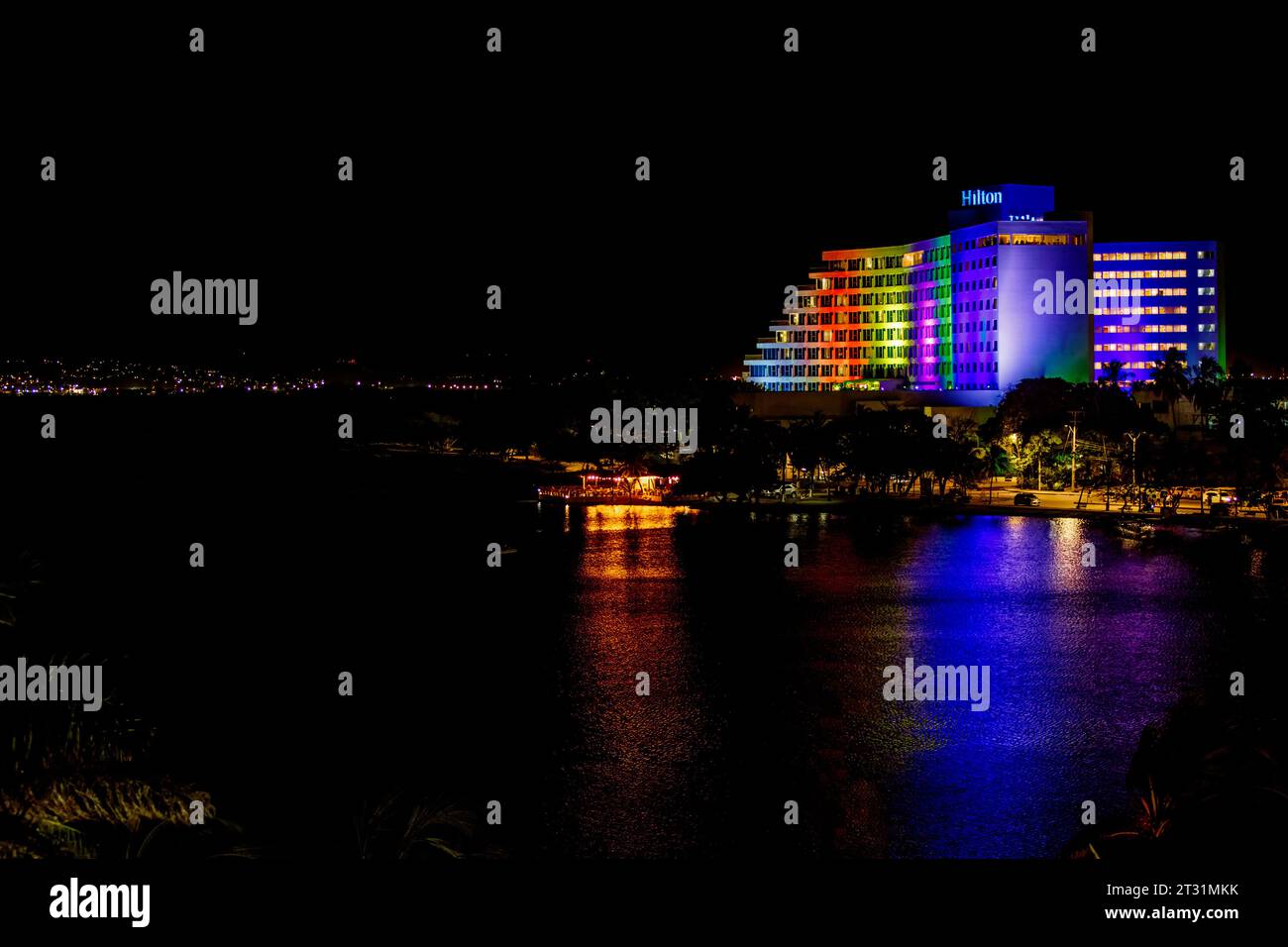 Cartagena de Indias, Colombia - 17 gennaio 2023: Vista notturna dell'hotel Hilton illuminato con i colori LGBT nel quartiere di El Laguito Foto Stock