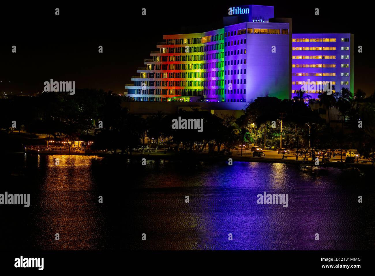 Cartagena de Indias, Colombia - 17 gennaio 2023: Vista notturna dell'hotel Hilton illuminato con i colori LGBT nel quartiere di El Laguito Foto Stock