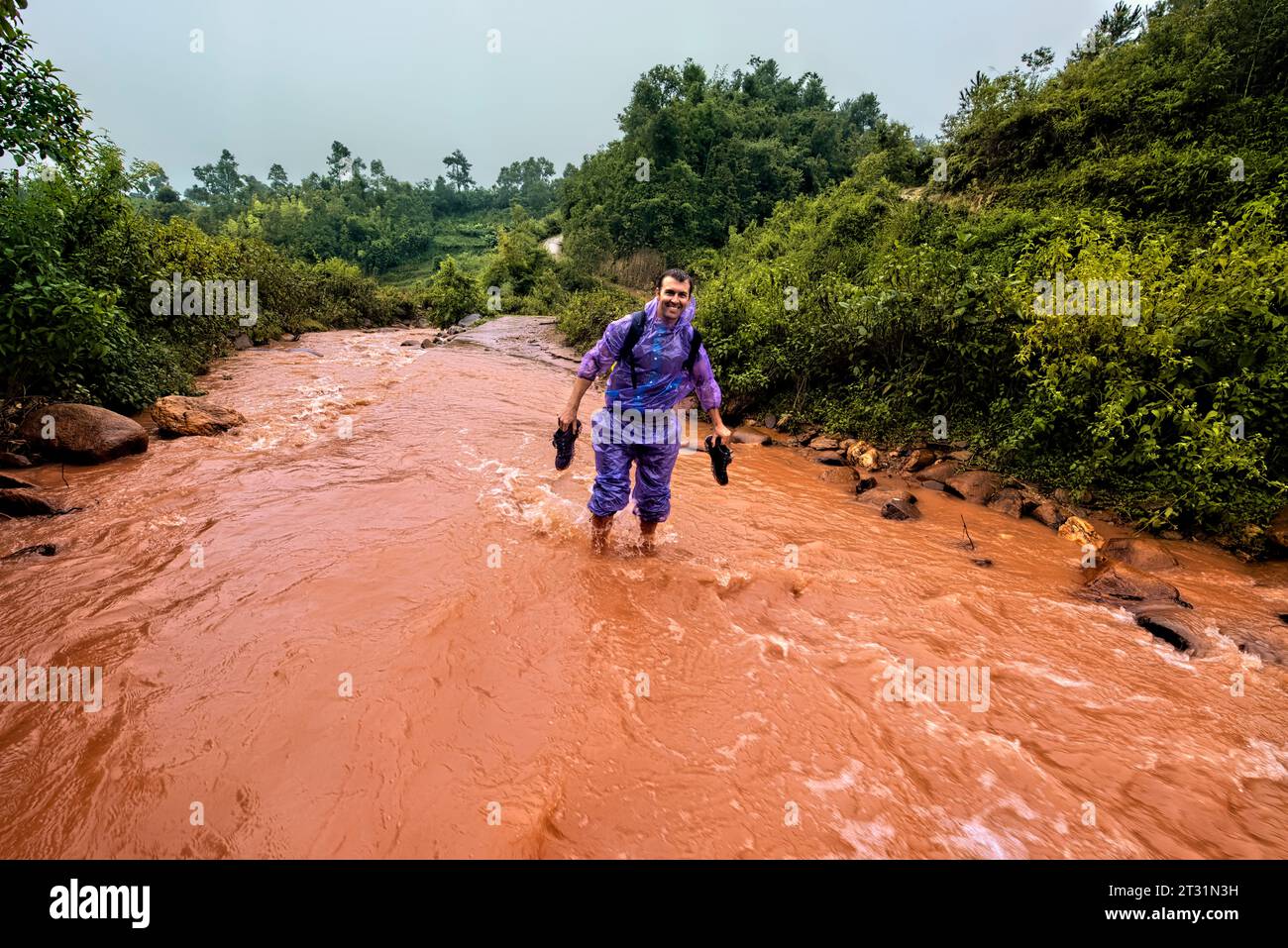 Trekking nel fiume, Mu Cang Chai, Yen Bai, Vietnam Foto Stock