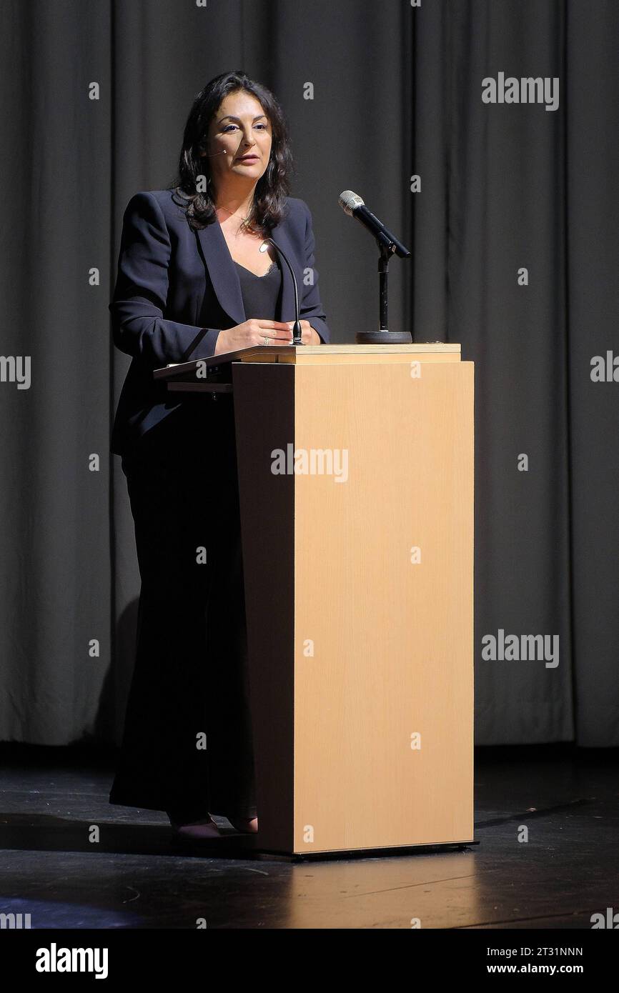 08.10.2023 xkhx Kassel, Der Preis der Kasseler Bürgerschaft Das Glas der Vernunft hielt die Laudatio Düzen Tekkal Autorin, Fernsehjournalistin, Filmemacherin, Kriegsberichterstatterin *** 08 10 2023 xkhx Kassel, il Premio Kassel Citizenship il bicchiere di ragione ha tenuto la lodazione Düzen Tekkal autore, giornalista televisivo, regista, corrispondente di guerra. Credito KH: Imago/Alamy Live News Foto Stock