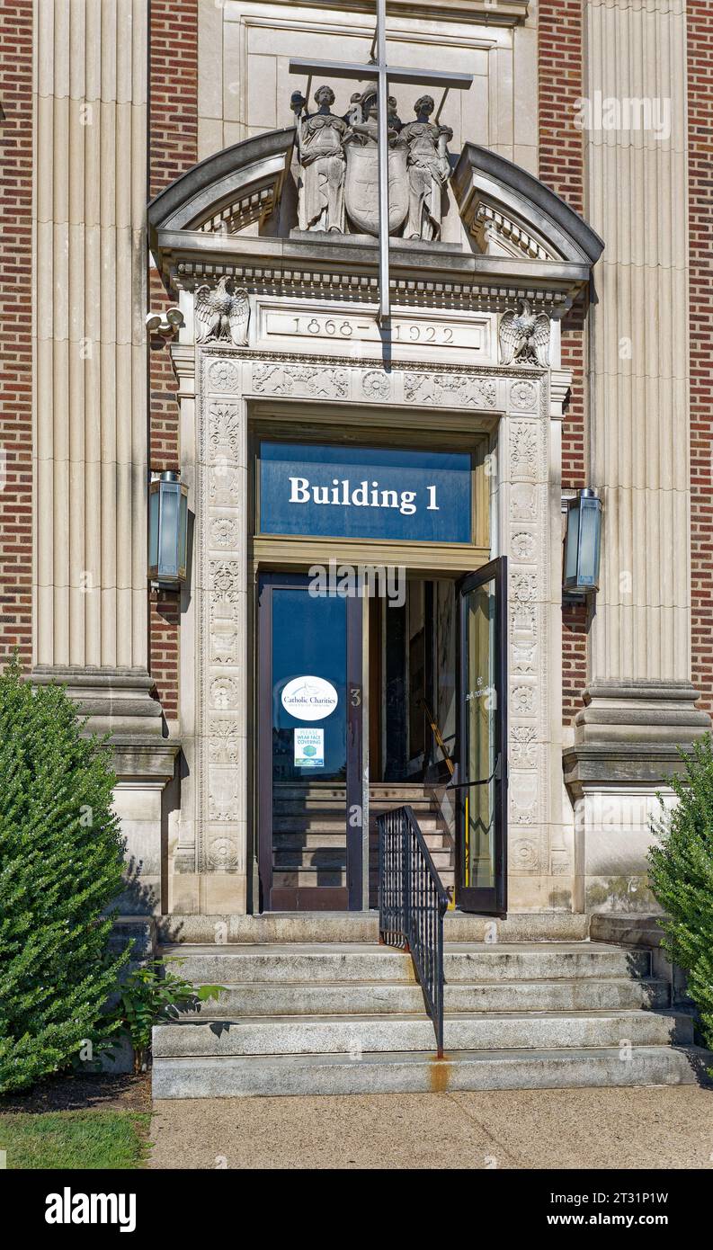 Ewing and Carroll, Trenton: Catholic Charities Building 1 è un edificio istituzionale per uffici in mattoni e pietra nel distretto storico di Ewing/Carroll. Foto Stock
