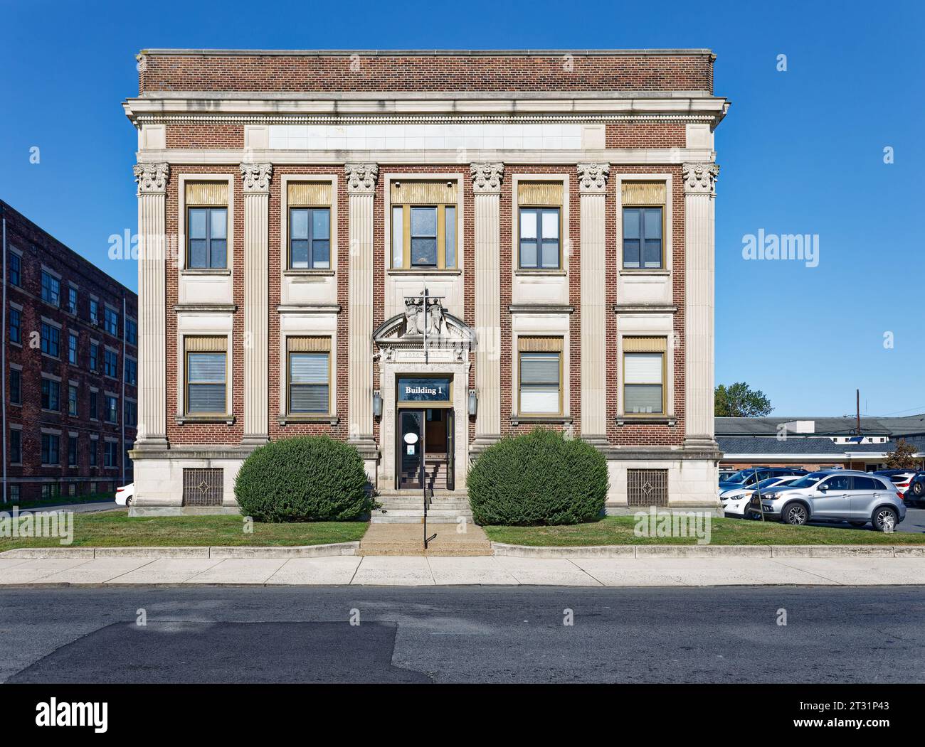 Ewing and Carroll, Trenton: Catholic Charities Building 1 è un edificio istituzionale per uffici in mattoni e pietra nel distretto storico di Ewing/Carroll. Foto Stock