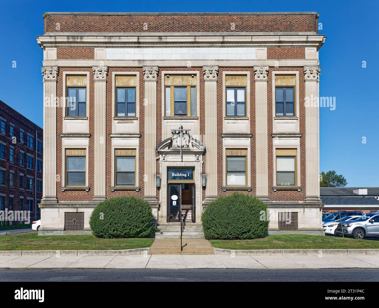 Ewing and Carroll, Trenton: Catholic Charities Building 1 è un edificio istituzionale per uffici in mattoni e pietra nel distretto storico di Ewing/Carroll. Foto Stock