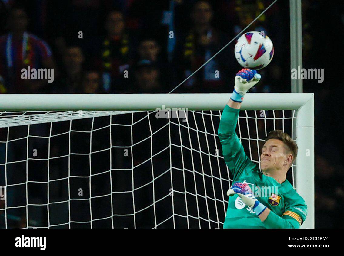 Barcelona's goalkeeper Marc-Andre ter Stegen makes a save during a Spanish La Liga soccer match between Barcelona and Athletic Bilbao, at the Olympic Stadium of Montjuic in Barcelona, Spain, Sunday, Oct. 22, 2023. (AP Photo/Joan Monfort ) Foto Stock