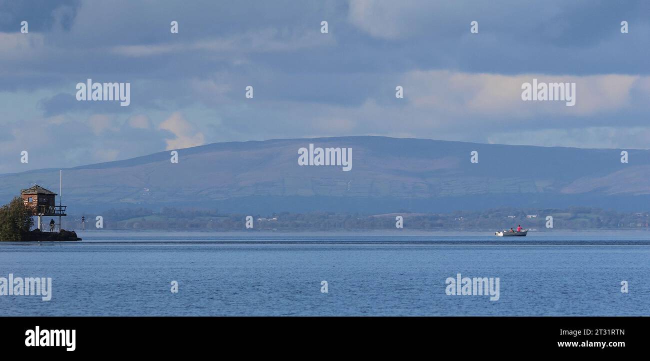 South Shore Lough Neagh, Contea di Armagh, Irlanda del Nord, Regno Unito. 22 ottobre 2023. Clima britannico - dopo un inizio freddo, una bella giornata autunnale con lunghi incantesimi di sole piacevole. Credito: CAZIMB/Alamy Live News. Foto Stock