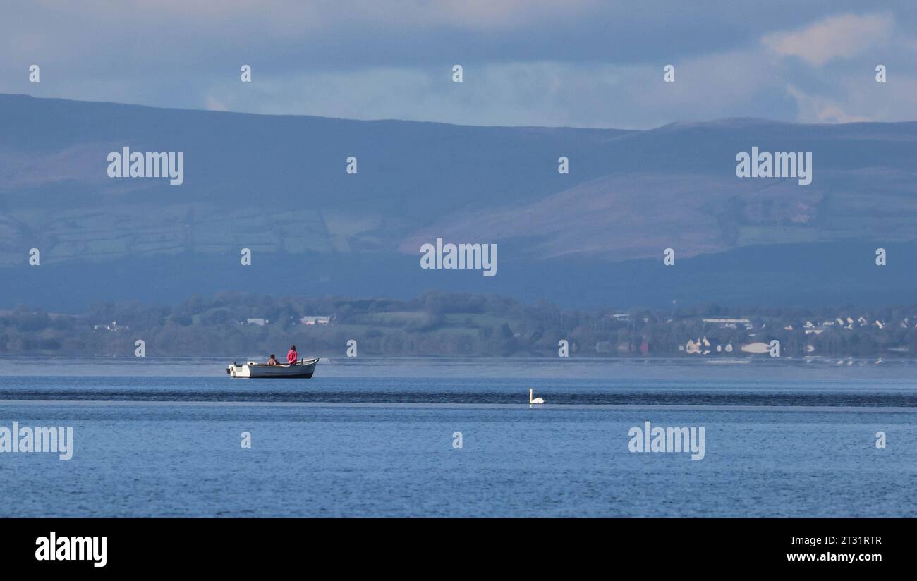 South Shore Lough Neagh, Contea di Armagh, Irlanda del Nord, Regno Unito. 22 ottobre 2023. Clima britannico - dopo un inizio freddo, una bella giornata autunnale con lunghi incantesimi di sole piacevole. Credito: CAZIMB/Alamy Live News. Foto Stock