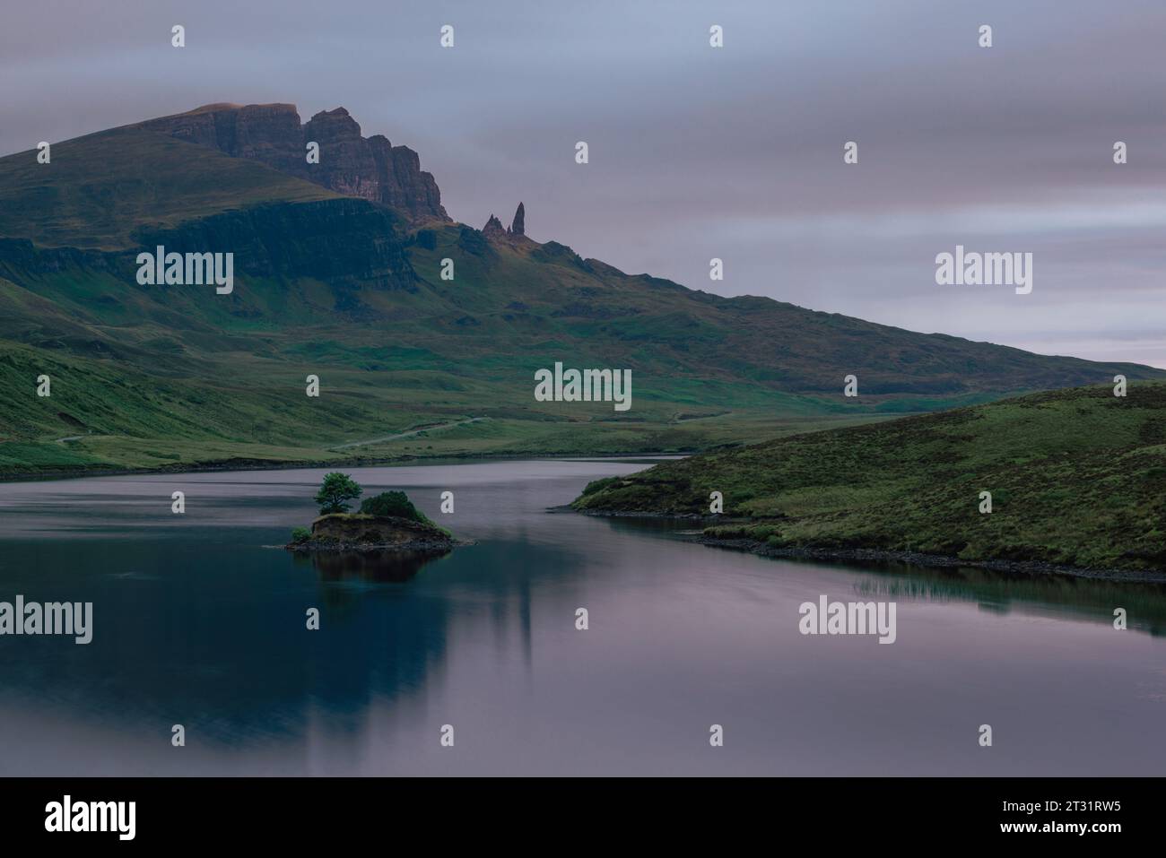 La mattina presto al Loch Fada con vista sull'Old Man of Storr nell'isola di Skye, in Scozia. Foto Stock