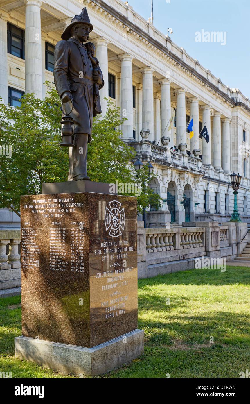Hanover Academy, Trenton: L'edificio municipale, noto anche come Trenton City Hall, è un edificio rinascimentale in marmo bianco con un imponente colonnato. Foto Stock