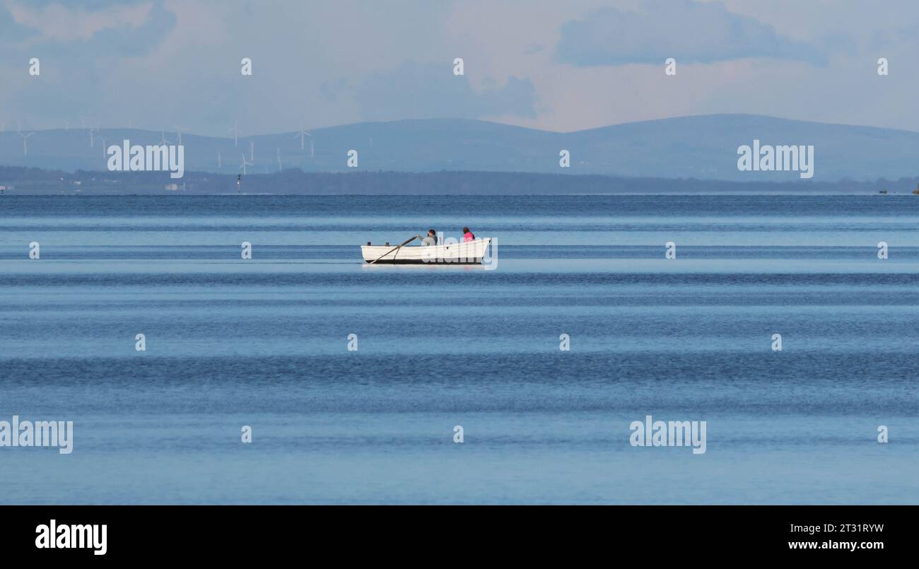 South Shore Lough Neagh, Contea di Armagh, Irlanda del Nord, Regno Unito. 22 ottobre 2023. Clima britannico - dopo un inizio freddo, una bella giornata autunnale con lunghi incantesimi di sole piacevole. Una piacevole e tranquilla giornata a remi sul Lough Neagh. Credito: CAZIMB/Alamy Live News. Foto Stock