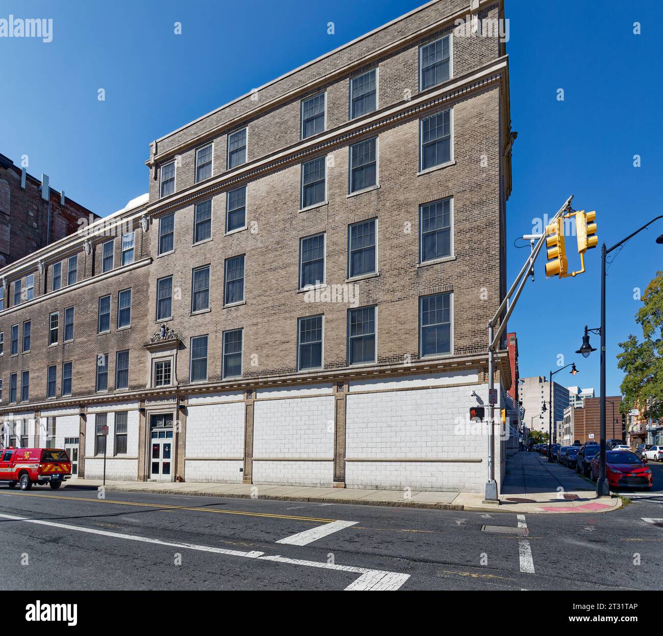 Hanover Academy, Trenton: Edificio Fitzcharles Dry Goods Company al 4 di North Montgomery Street; mattoni beige con accenti in terracotta policroma. Foto Stock