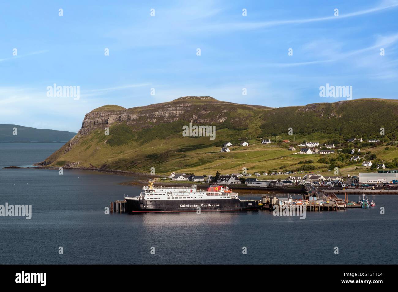 Il molo di Uig è il principale porto di traghetti sull'isola di Skye, con traghetti per Tarbert su Harris e Lochmaddy su North Uist. Foto Stock
