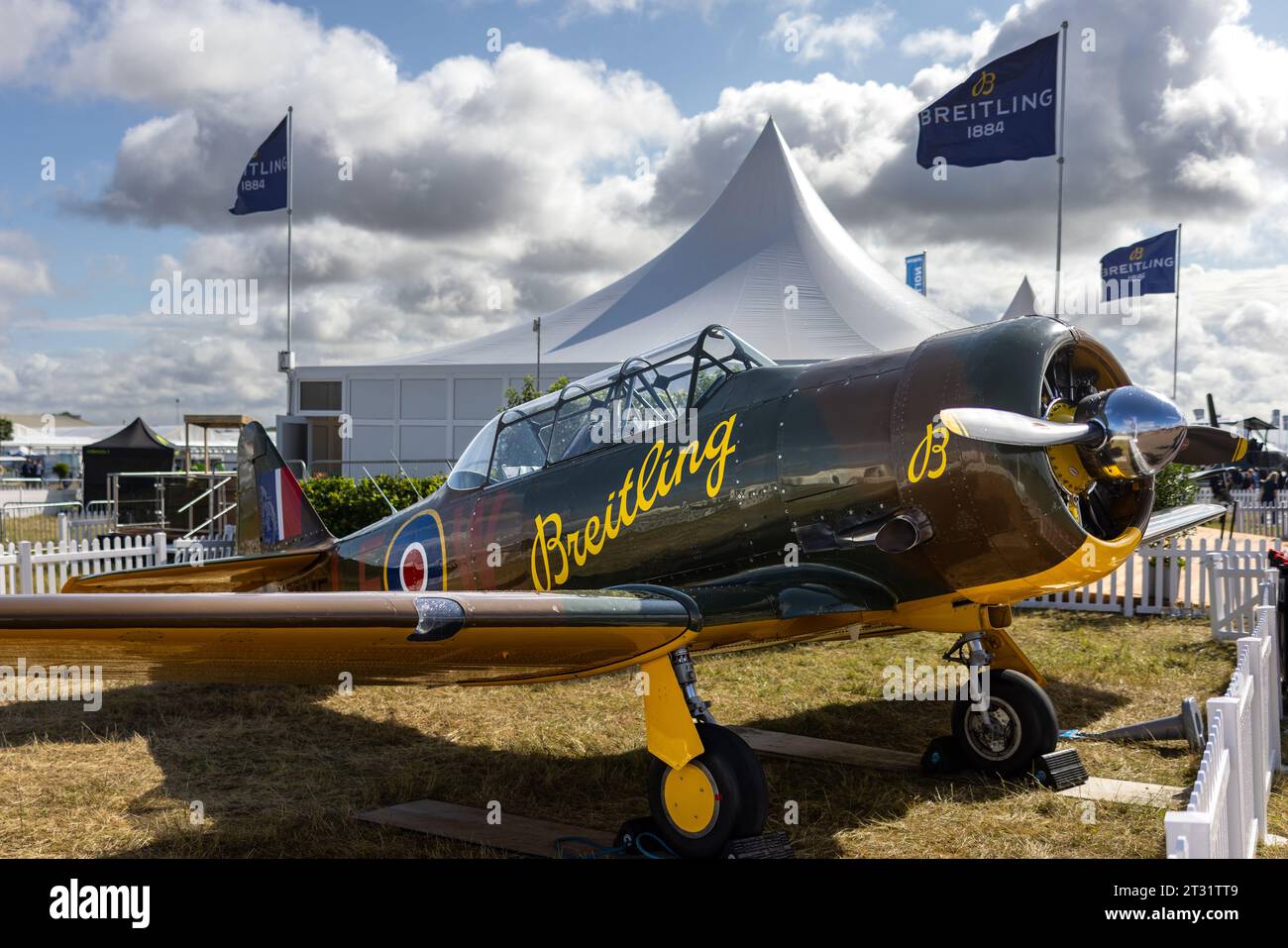 North American T-6J Harvard Mk IV, in mostra statica al Royal International Air Tattoo 2023. Foto Stock