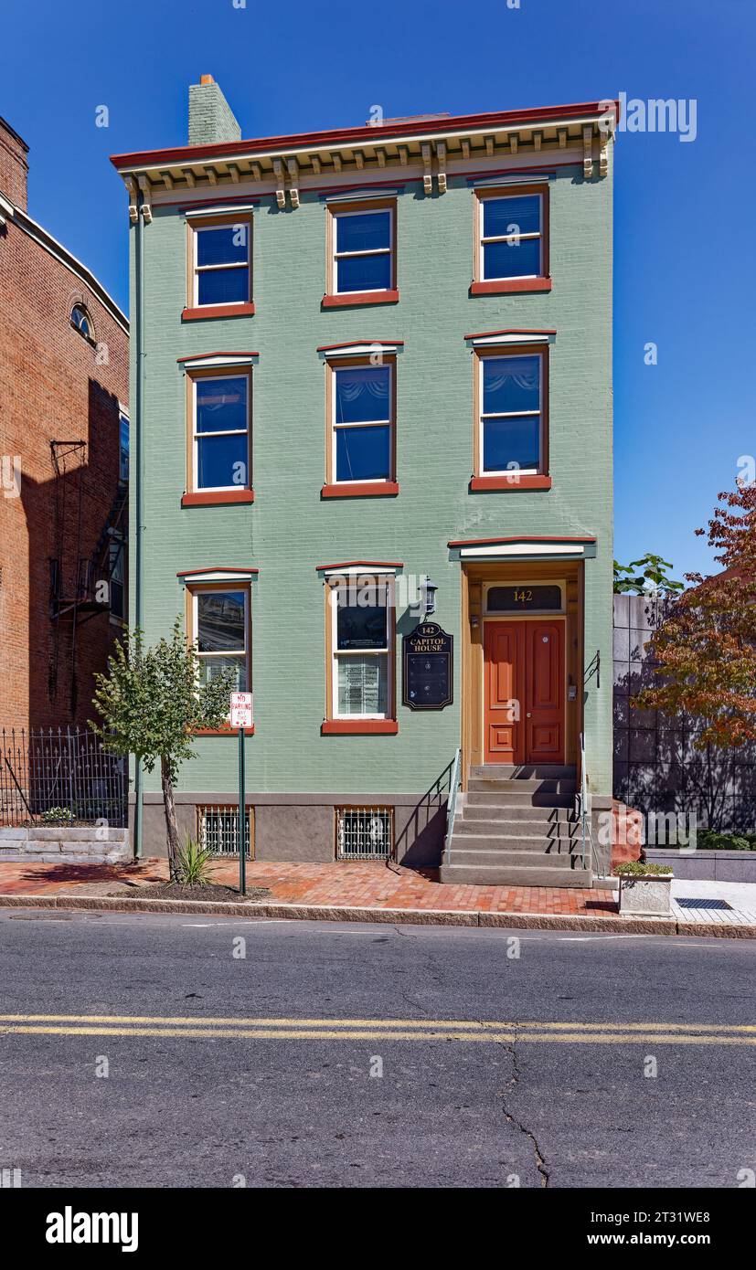 Centro di Trenton: Una casa a file in stile neogotico in mattoni dipinti, con scalo in pietra e marciapiede in mattoni nel quartiere storico di State House. Foto Stock