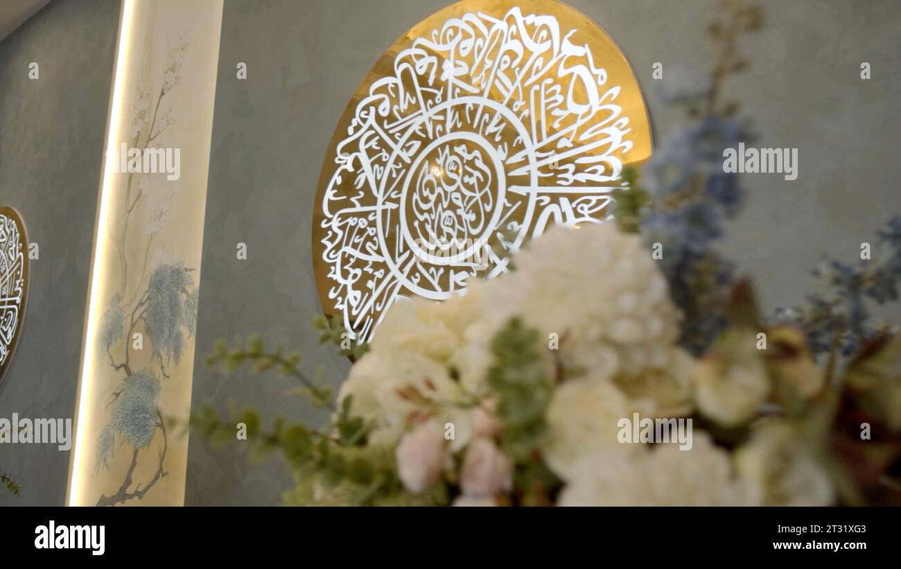Finestra rotonda e dettagli calligrafici nella moschea. Scena. Concetto di architettura e religione. Foto Stock