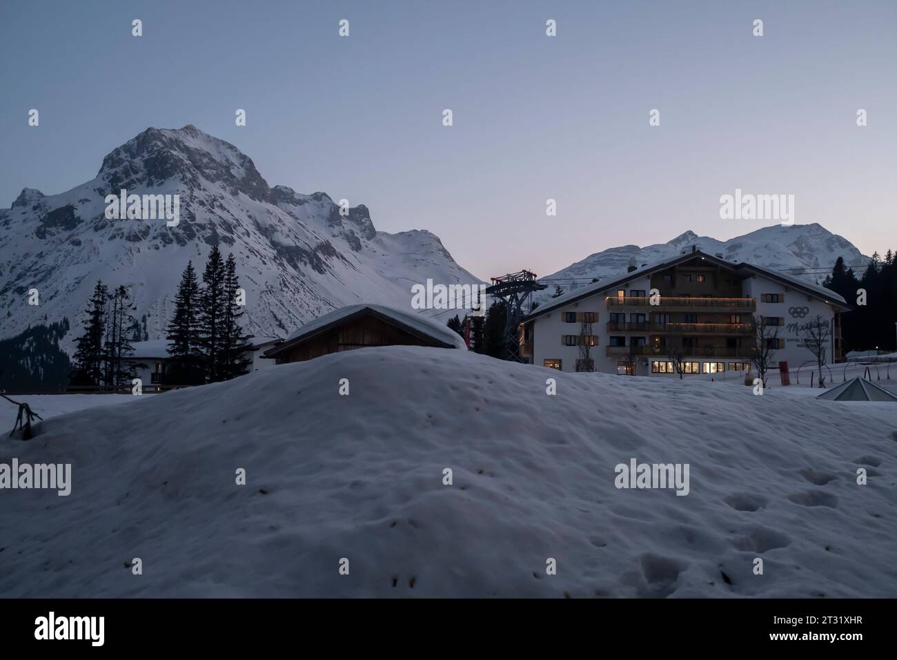 Notte nelle Alpi , bellissimo villaggio di Lech , Austria . Le montagne sembrano incredibili. Foto Stock