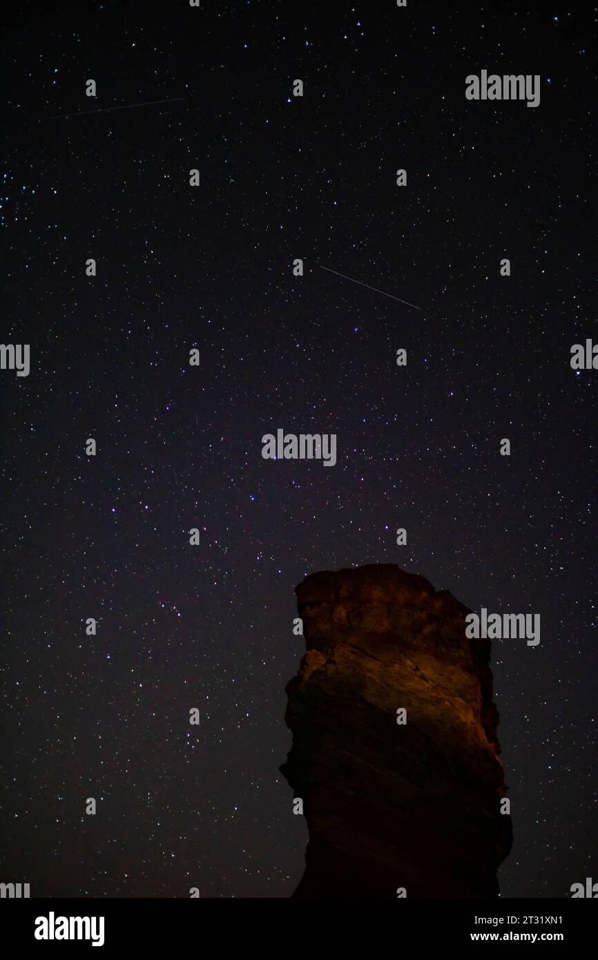 Il cielo stellato e le stelle cadenti sullo sfondo, dove è possibile distinguere una tipica formazione rocciosa in Spagna e soprattutto nel Teide. Foto Stock