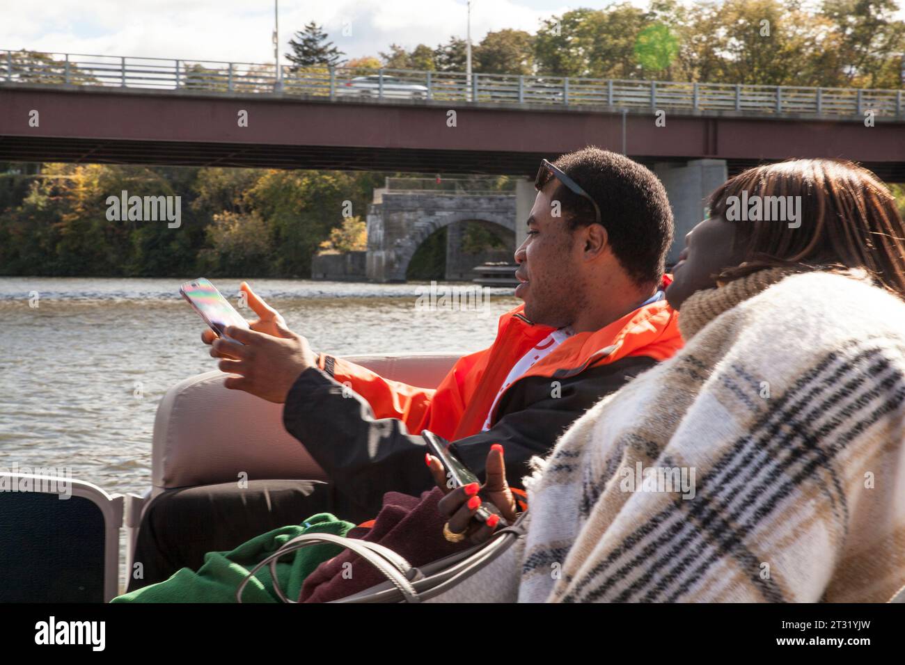 Le coppie afro-americane si godono la vista lungo il fiume Mohawk, parte del sistema del canale Erie. Foto Stock