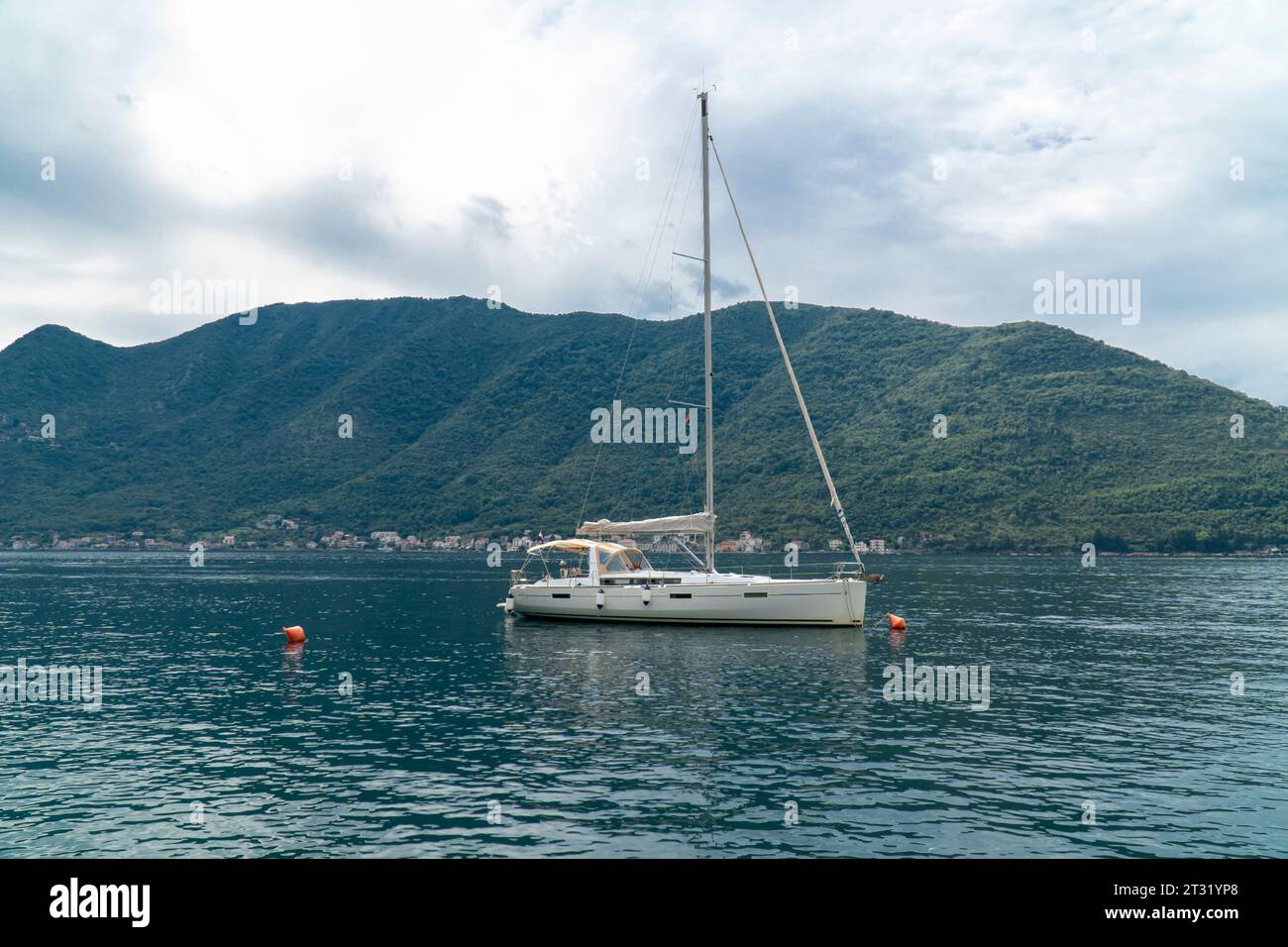 Barca a vela in mare. Yacht bianco con vele abbassate in un mare calmo Foto Stock