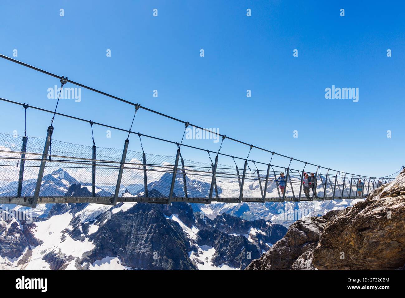 Il Titlis Cliff Walk, il ponte sospeso più alto d'Europa, Klein Titlis, una montagna delle Alpi Uri sopra Engelberg, Obvaldo e Berna Foto Stock