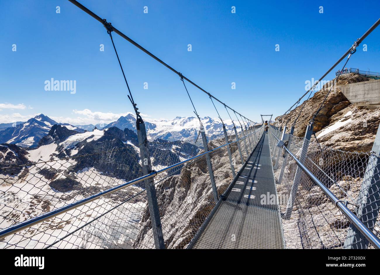 Il Titlis Cliff Walk, il ponte sospeso più alto d'Europa, Klein Titlis, una montagna delle Alpi Uri sopra Engelberg, Obvaldo e Berna Foto Stock