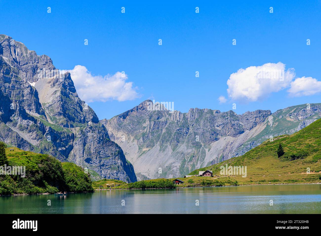 Lago Trubsee nel cantone di Nidwalden, Svizzera centrale, un lago alpino ai piedi del Titlis sopra il villaggio di Engelberg Foto Stock