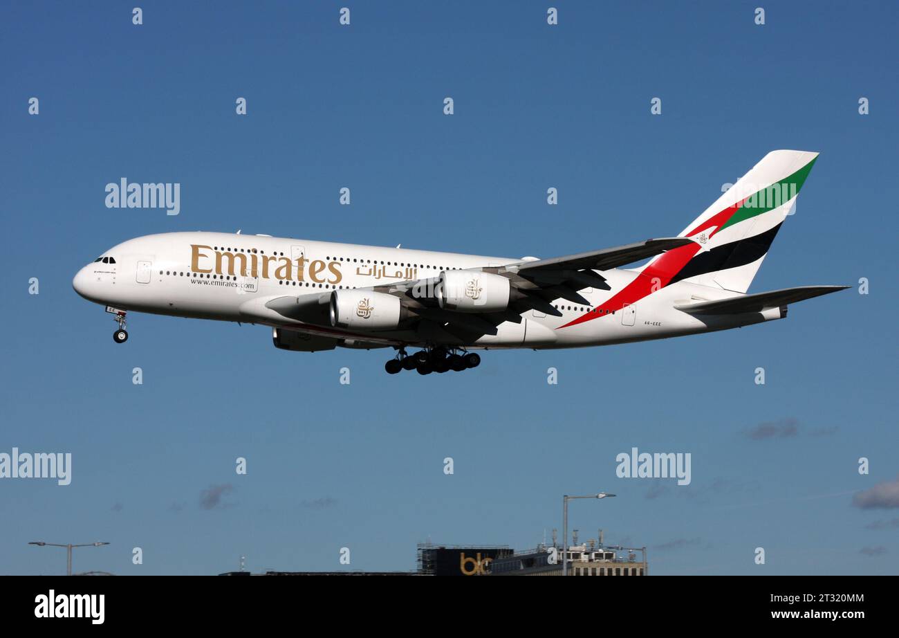 Un Airbus A380 di Emirates si avvicina all'aeroporto di Gatwick Foto Stock