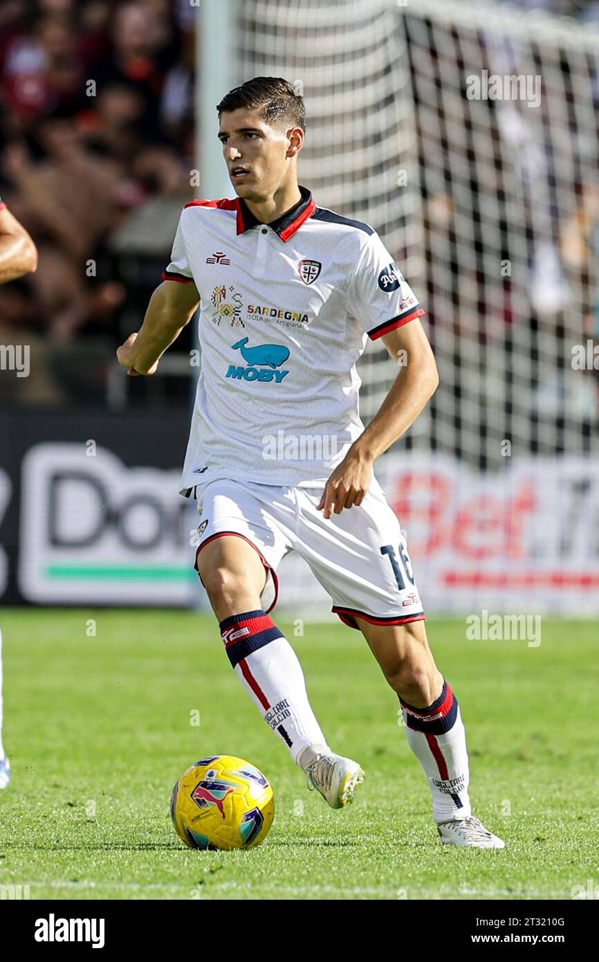 Il centrocampista italiano del Cagliari Matteo Prati controlla la palla durante la partita di serie A tra Unione sportiva Salernitana e Cagliari allo Stadio Arechi di Salerno il 22 ottobre 2023. Foto Stock